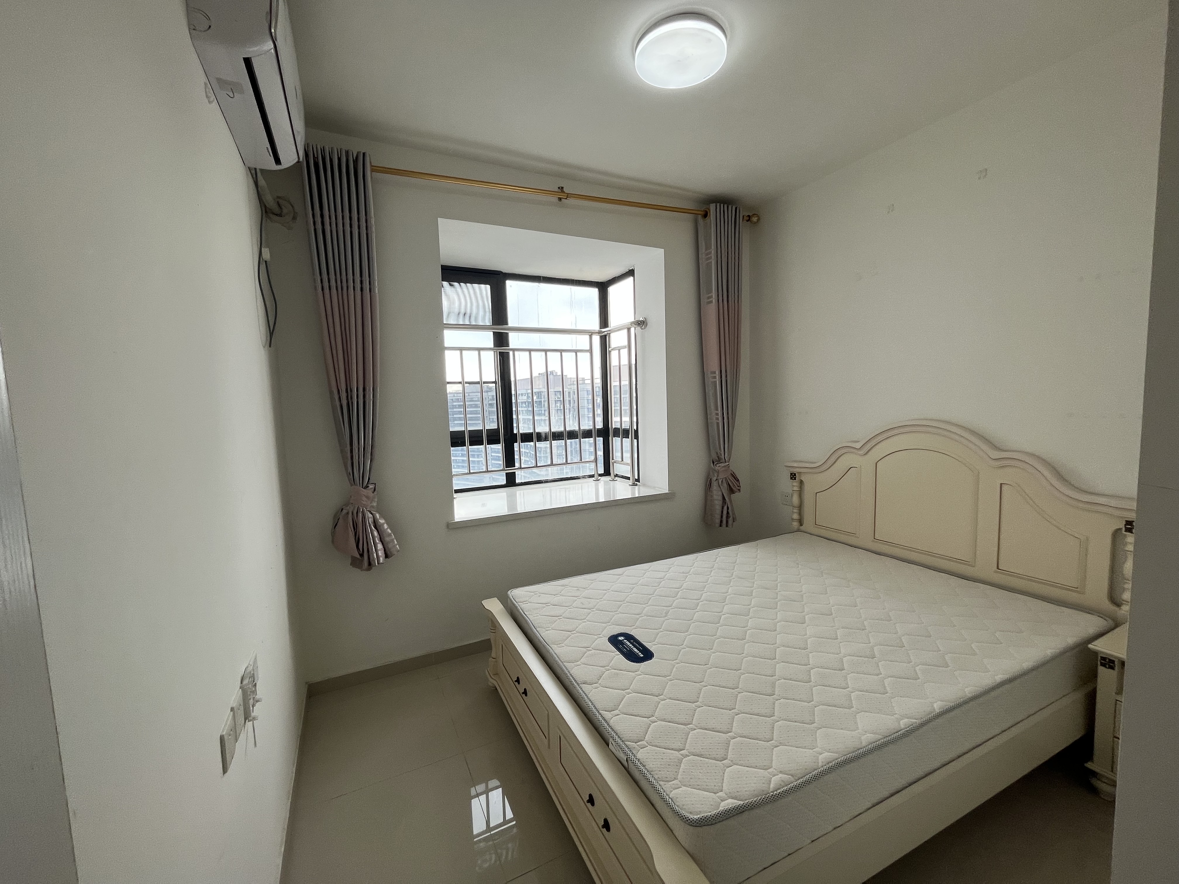 天地凤凰城 3室2厅1卫 3200.00元/月 天地凤凰城 3室2厅1卫 3200.00元/月户型图