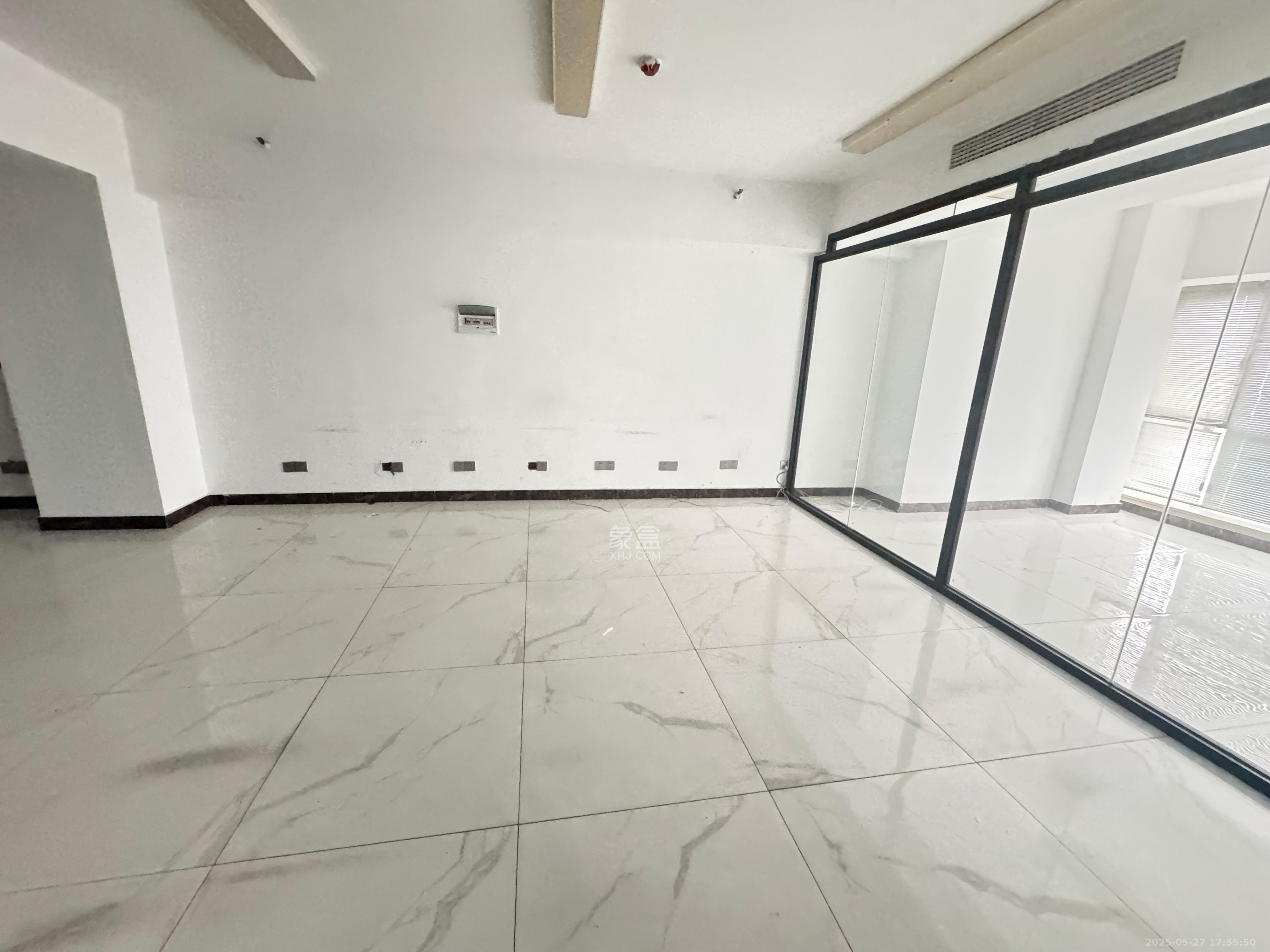 嘉盛国际广场  1室1厅1卫    7500.0元/月 嘉盛国际广场  1室1厅1卫    7500.0元/月室内图