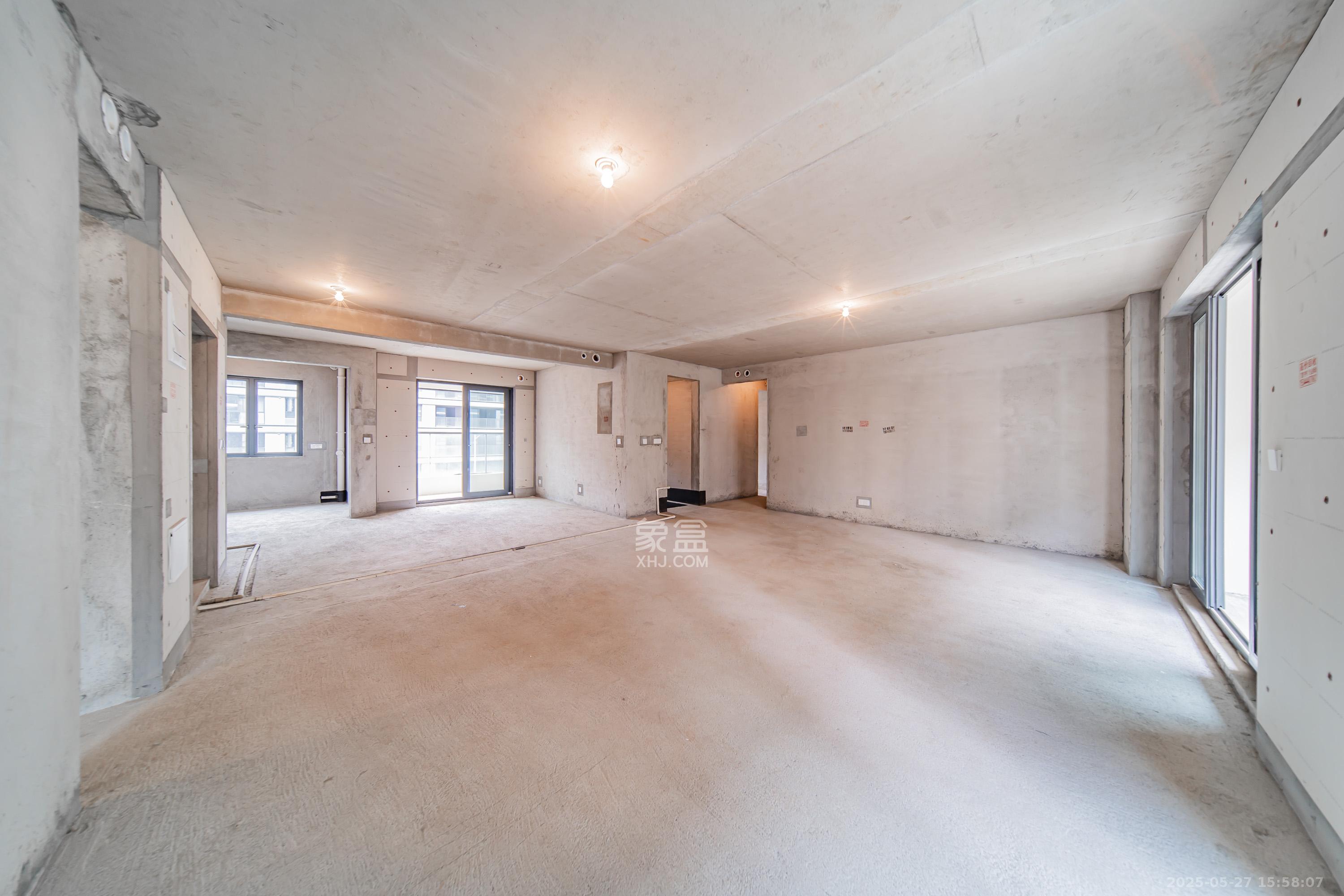 中建钰山湖  4室2厅2卫   352.00万客厅