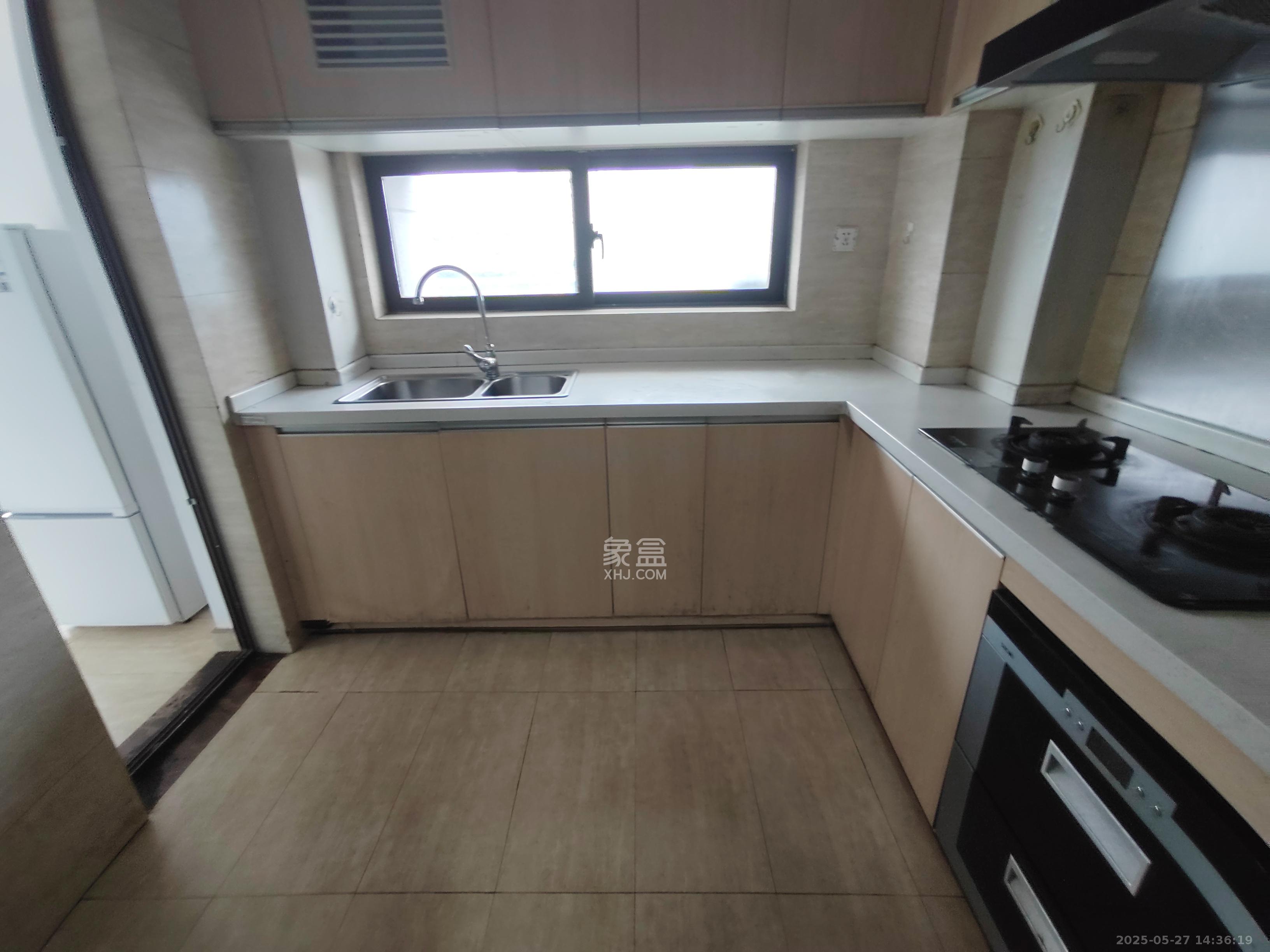 绿地中央广场  3室2厅2卫    3300.0元/月 绿地中央广场  3室2厅2卫    3300.0元/月室内图