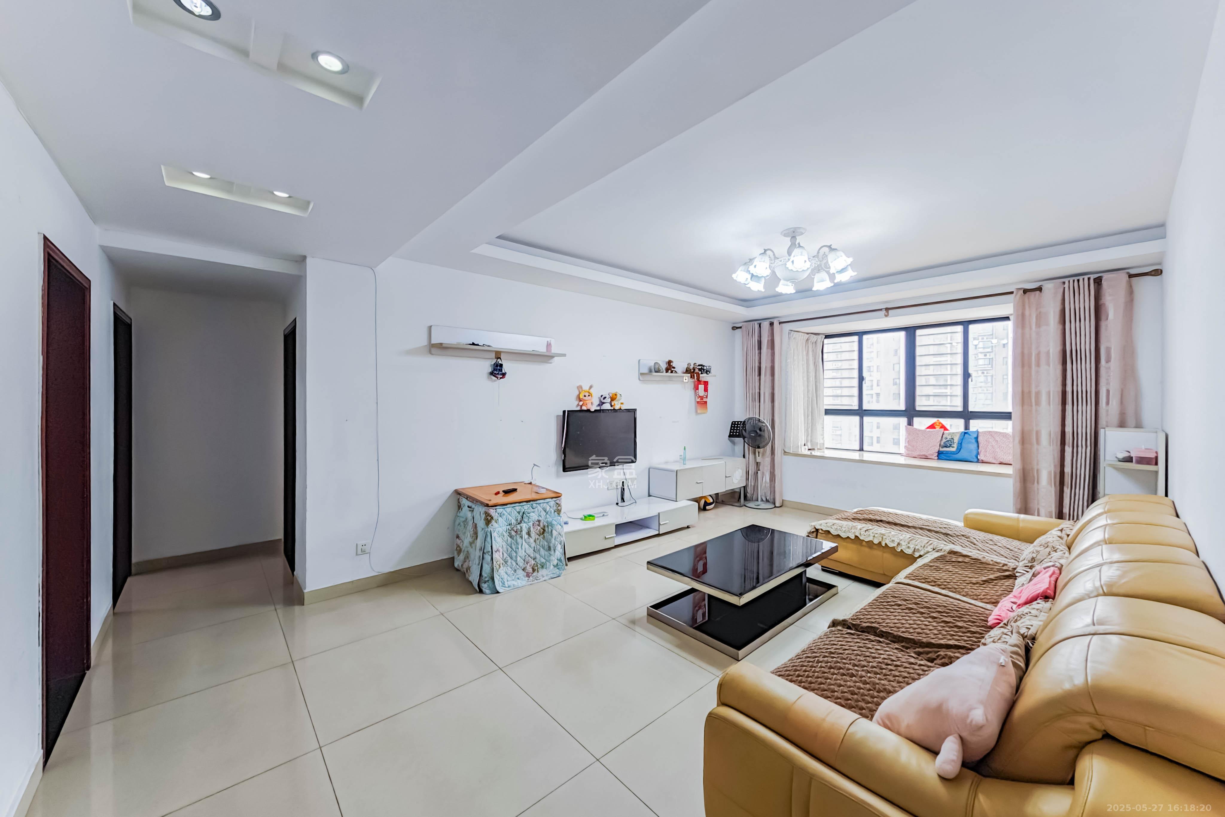 海拔东方 1室2厅1卫 99.8万 海拔东方 1室2厅1卫 99.8万客厅