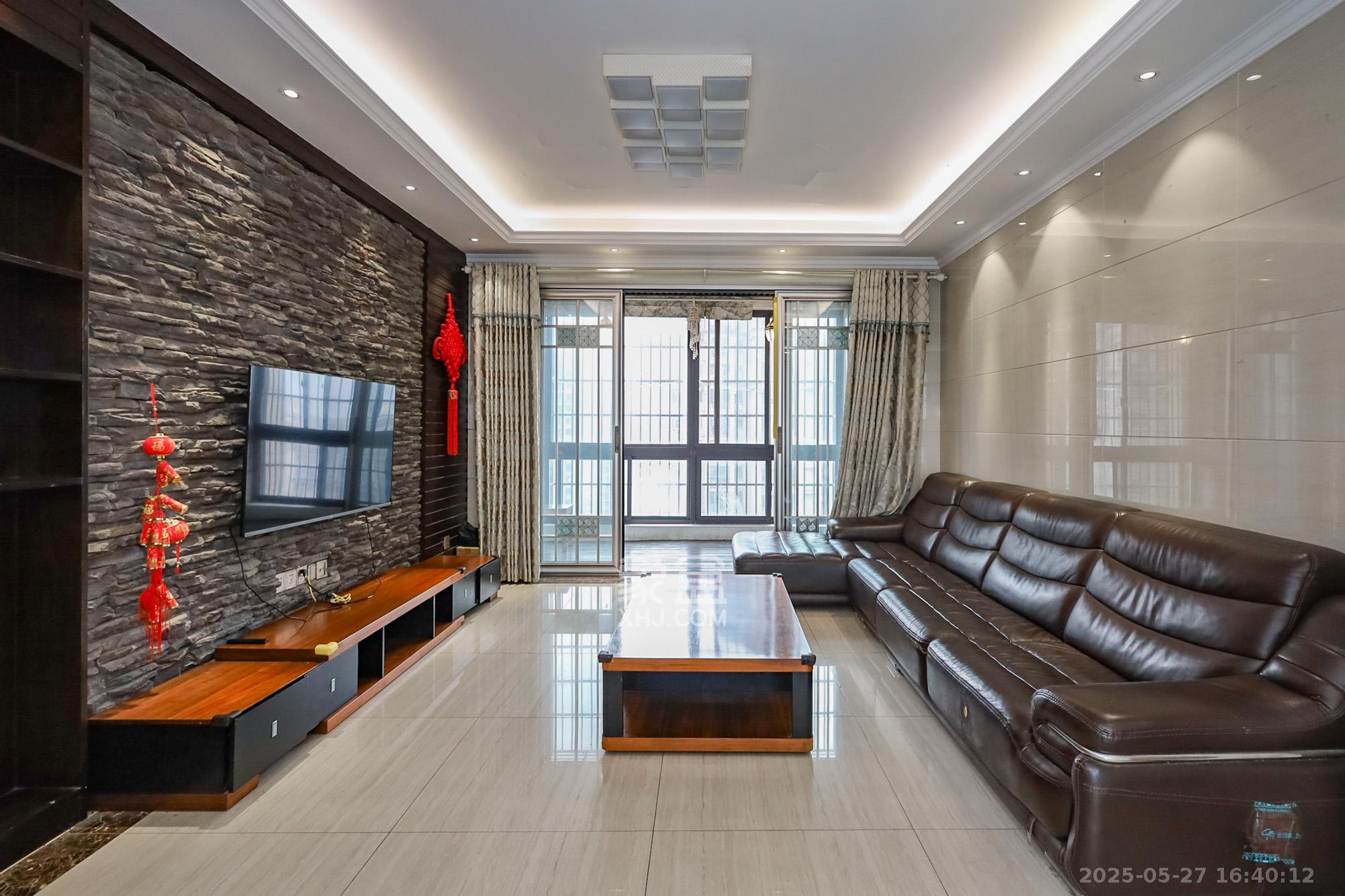 阳光丽城一期 4室2厅1卫 155.0万 阳光丽城一期 4室2厅1卫 155.0万客厅