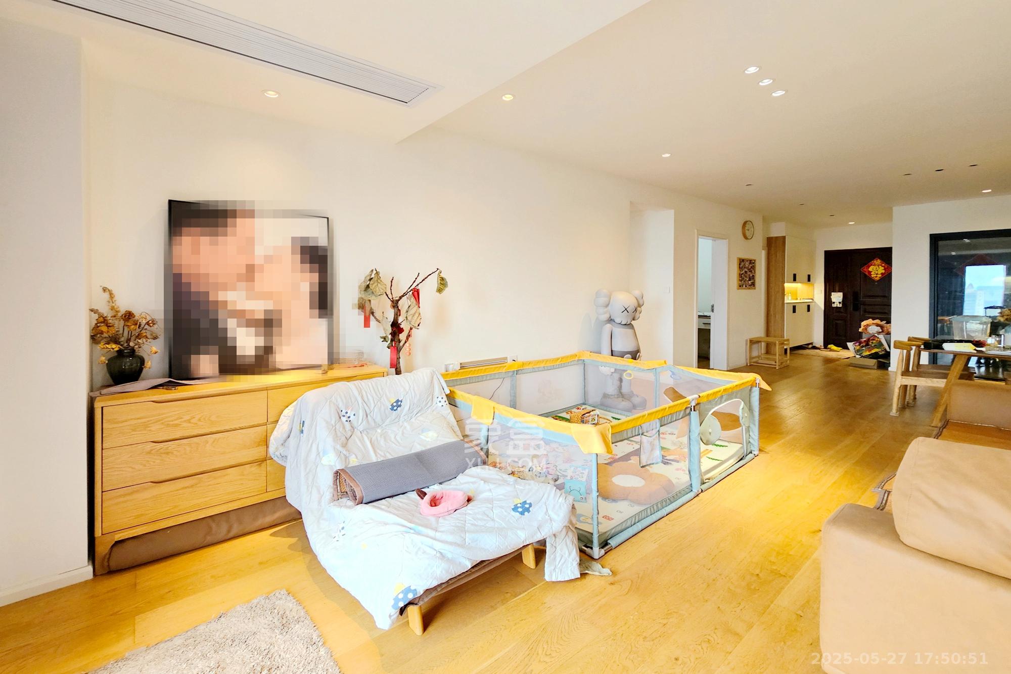 长房东旭国际 3室2厅1卫 130.0万 长房东旭国际 3室2厅1卫 130.0万客厅