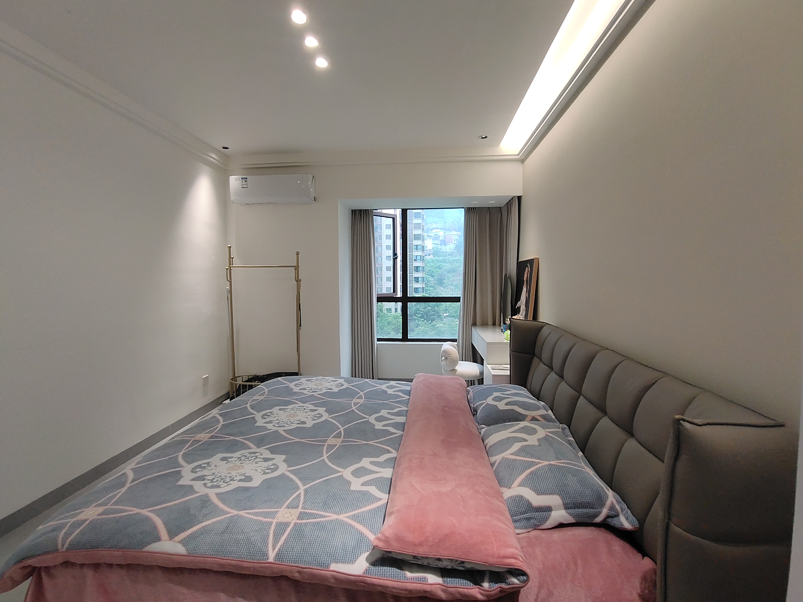东宸江山里  3室2厅2卫   75.00万客厅