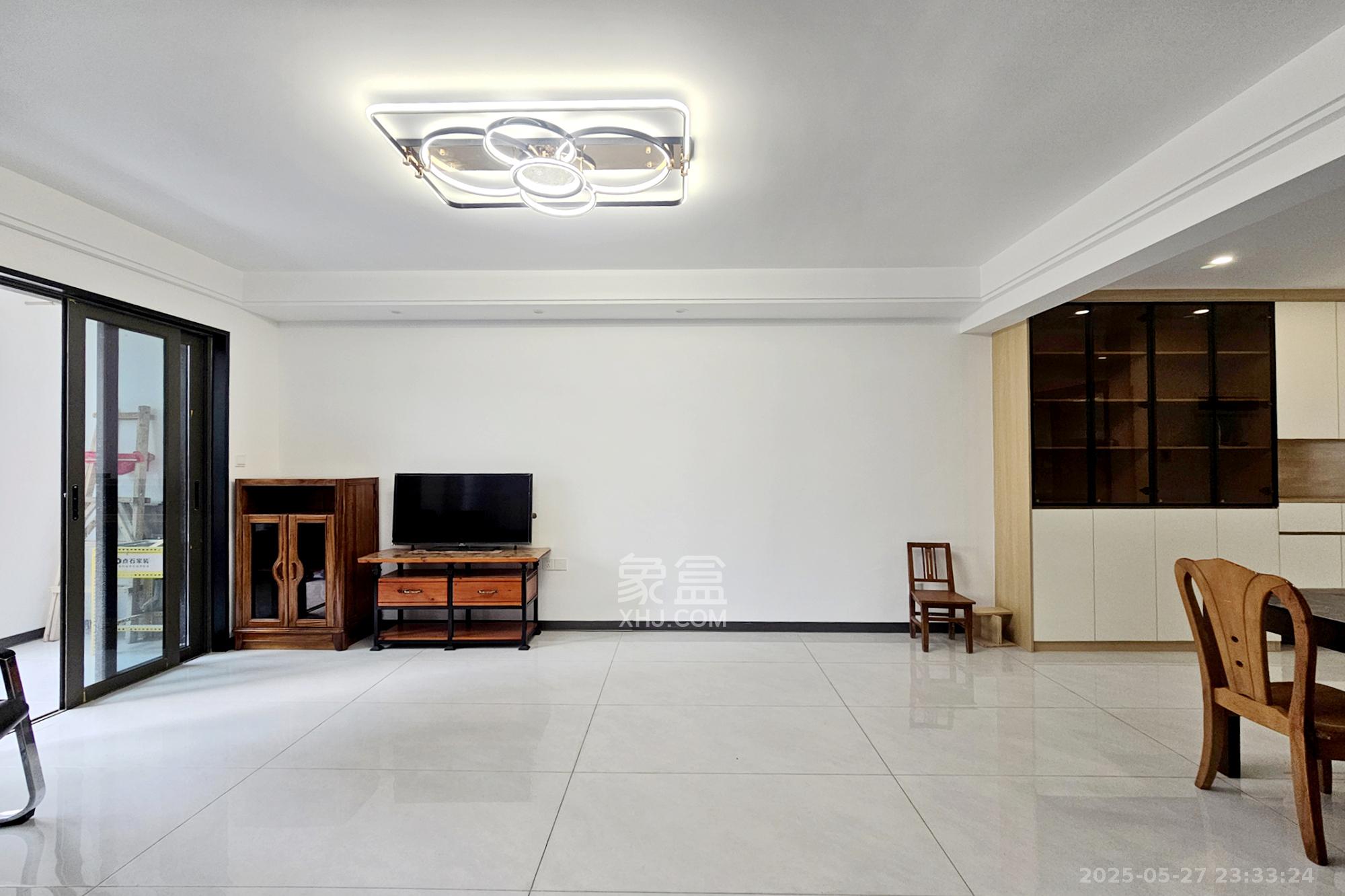 阳光城尚东湾蓝莓苑  3室2厅2卫    125.0万 阳光城尚东湾蓝莓苑  3室2厅2卫    125.0万客厅