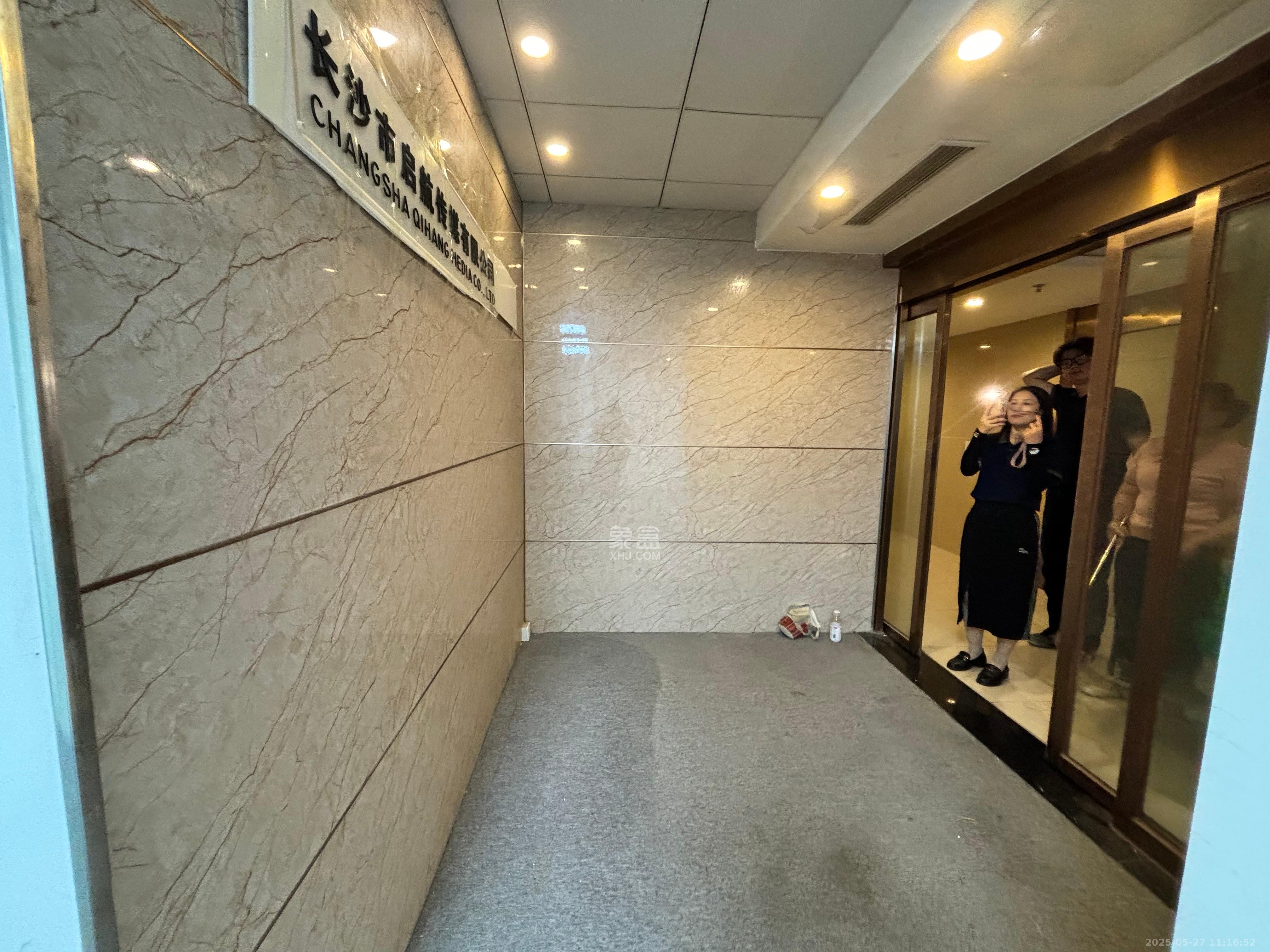 万坤图财富广场  3室2厅1卫   5200.00元/月室内图