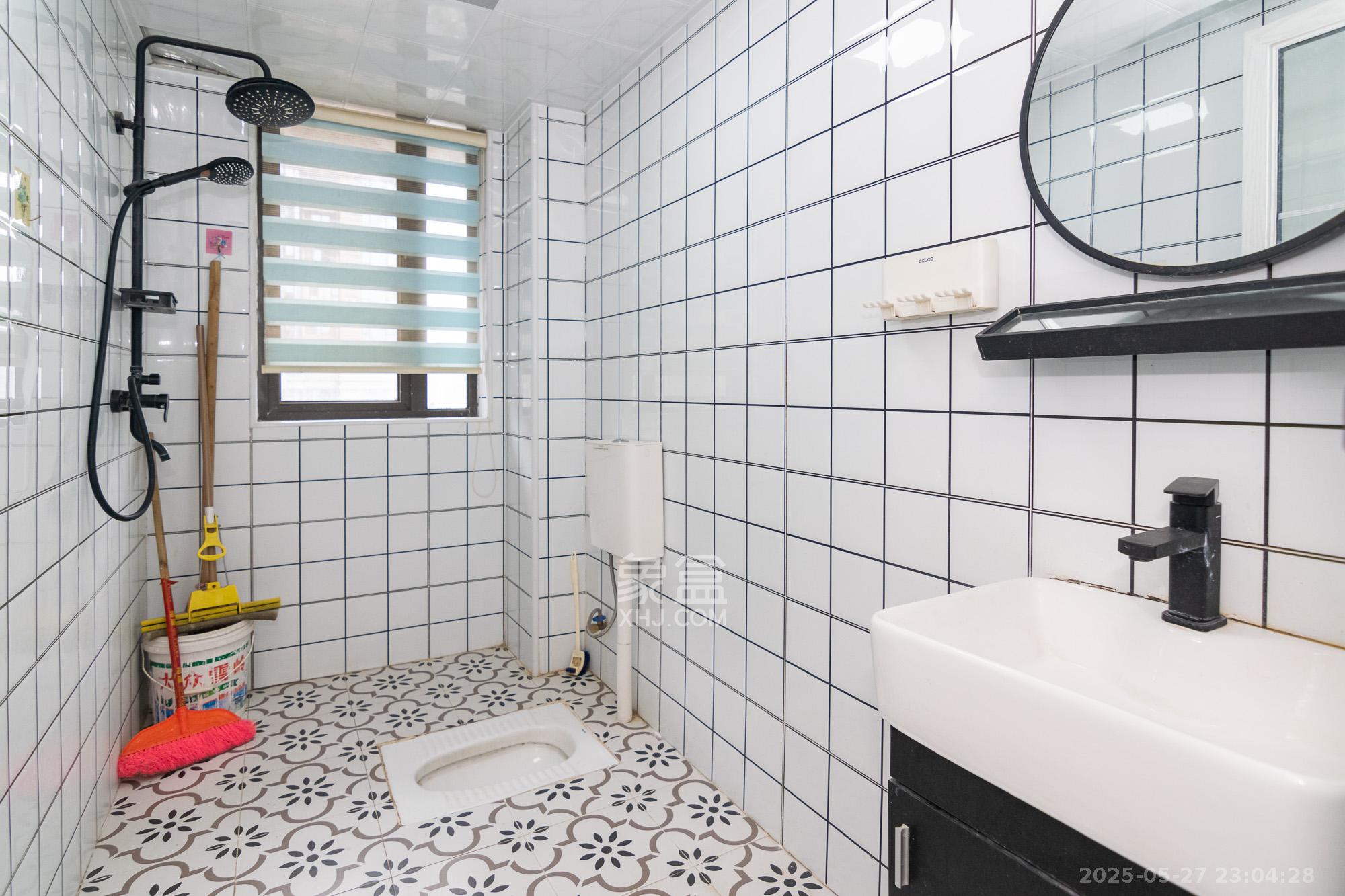 润和美郡(润和紫郡五期) 5室2厅2卫 108.0万 润和美郡(润和紫郡五期) 5室2厅2卫 108.0万卫生间