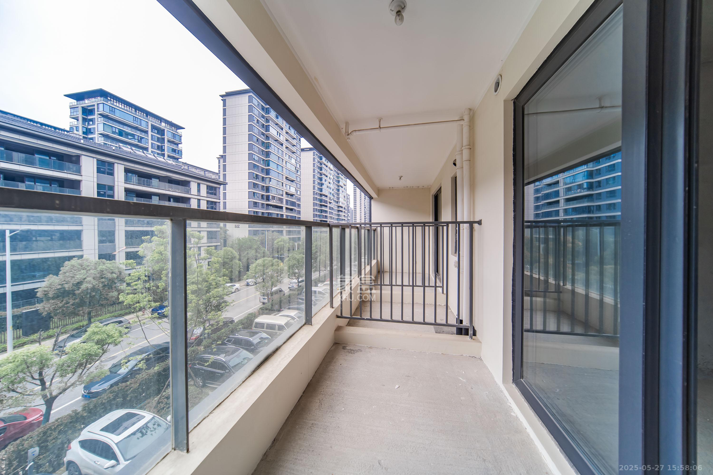 中建钰山湖  4室2厅2卫   352.00万阳台
