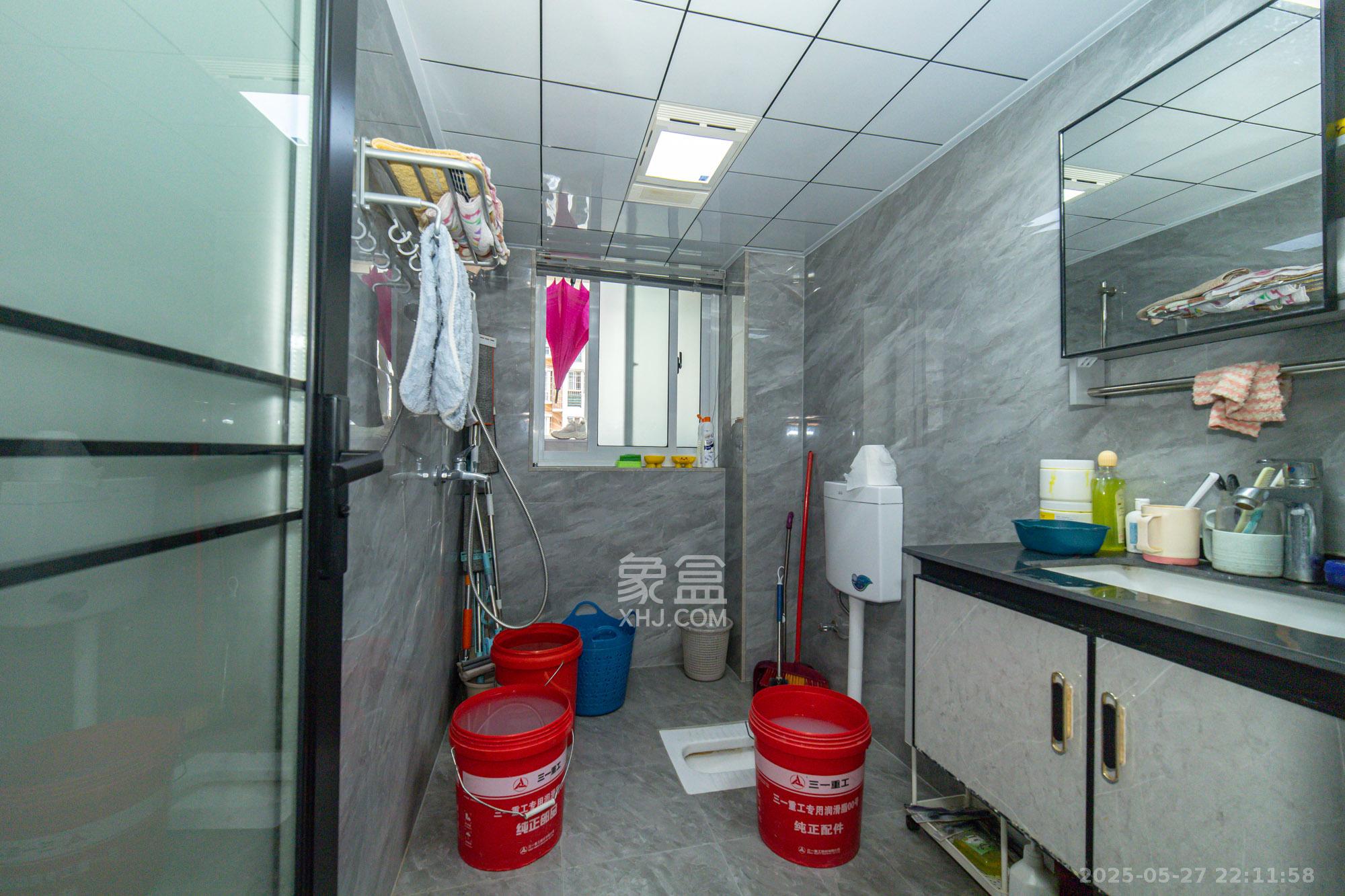 晶华美地 3室2厅2卫 98.0万 晶华美地 3室2厅2卫 98.0万卫生间