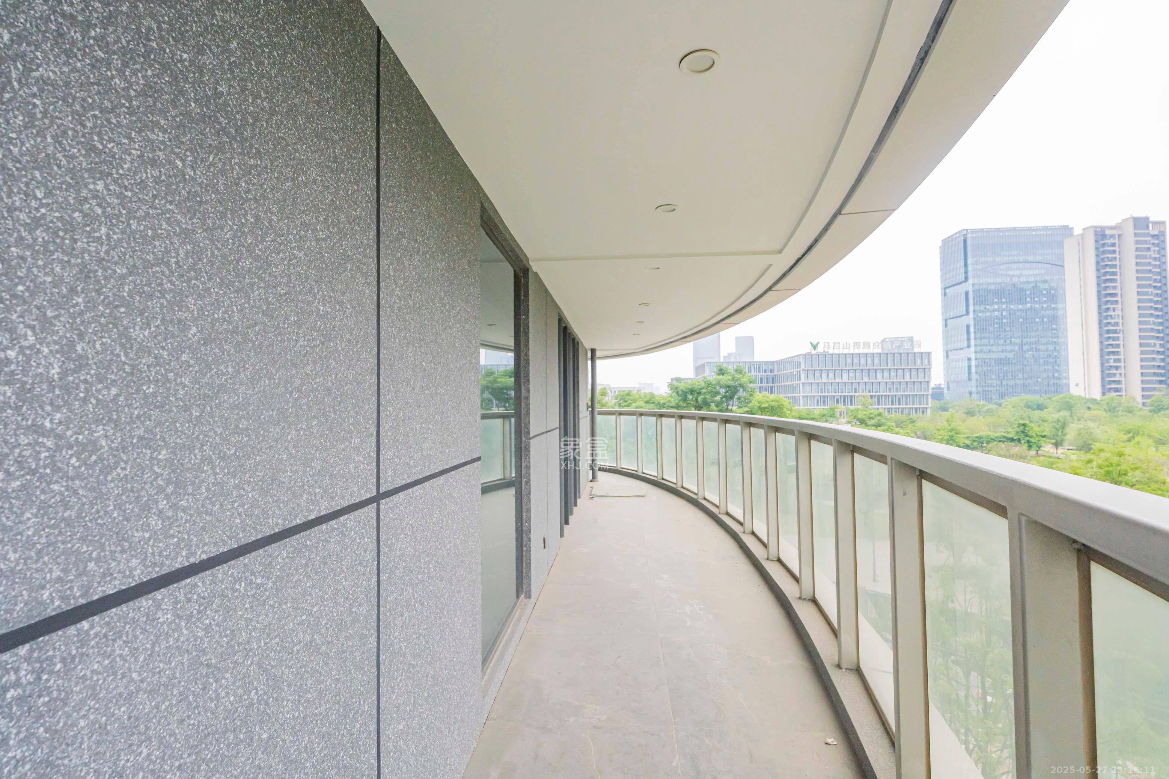 绿地V岛  5室1厅3卫   459.00万阳台