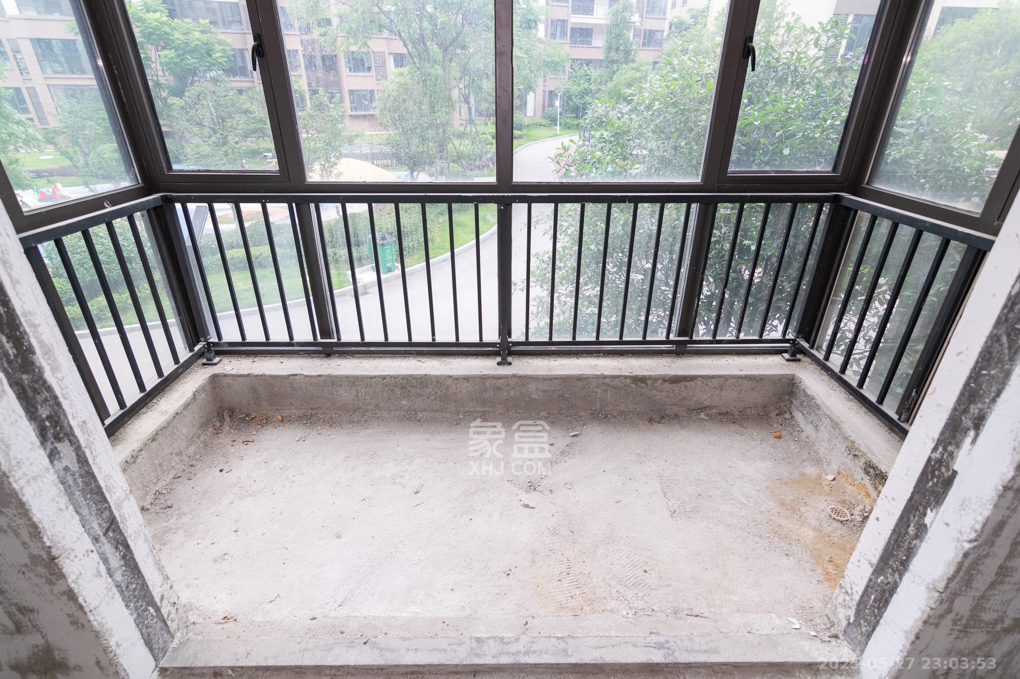 润和谷山郡(悦禧山庄水榭花都) 5室2厅2卫 160.0万 润和谷山郡(悦禧山庄水榭花都) 5室2厅2卫 160.0万阳台