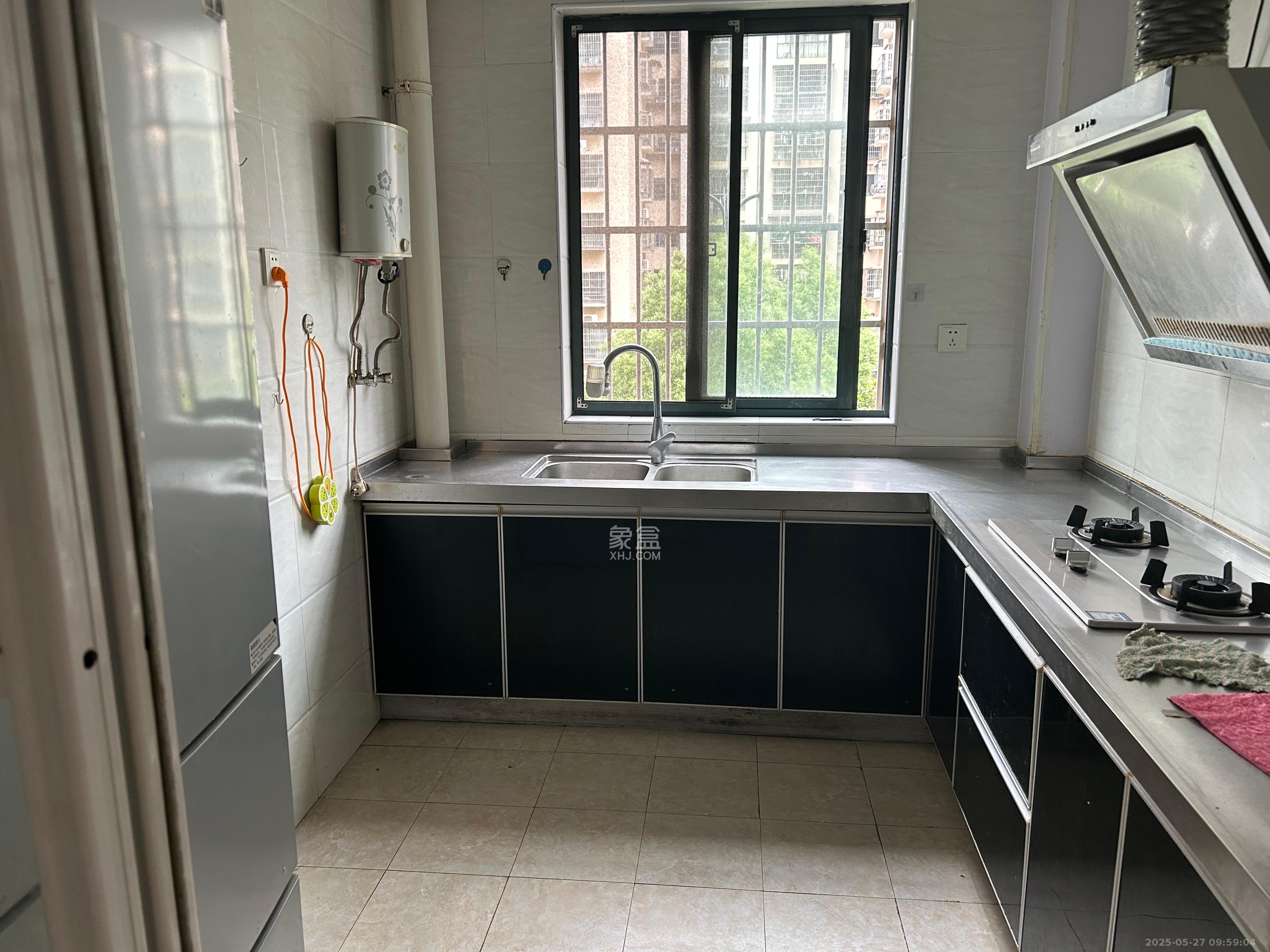 岳华嘉园 3室2厅2卫 2400.0元/月 岳华嘉园 3室2厅2卫 2400.0元/月室内图