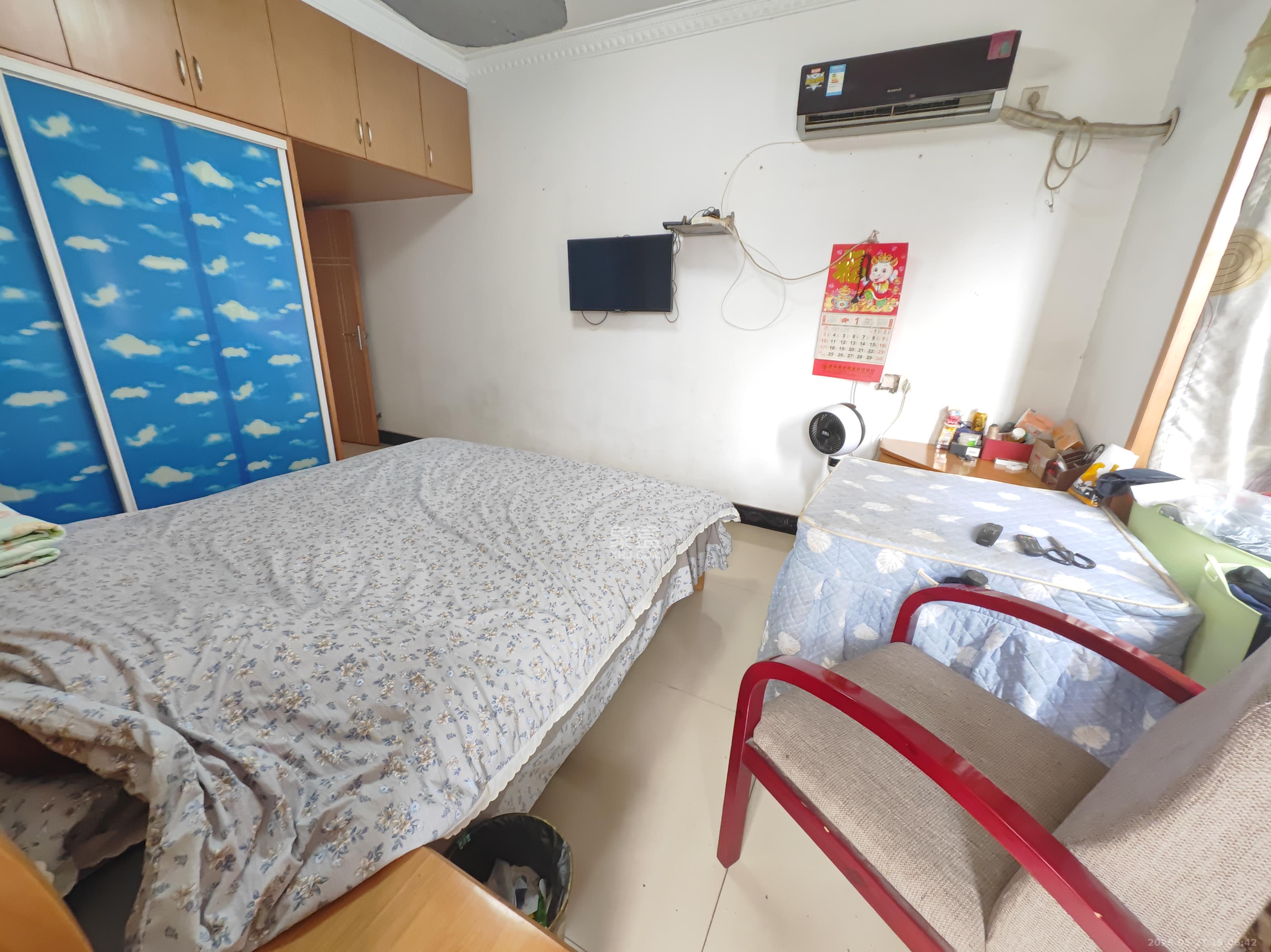 海棠花园  2室2厅2卫   20.00万客厅