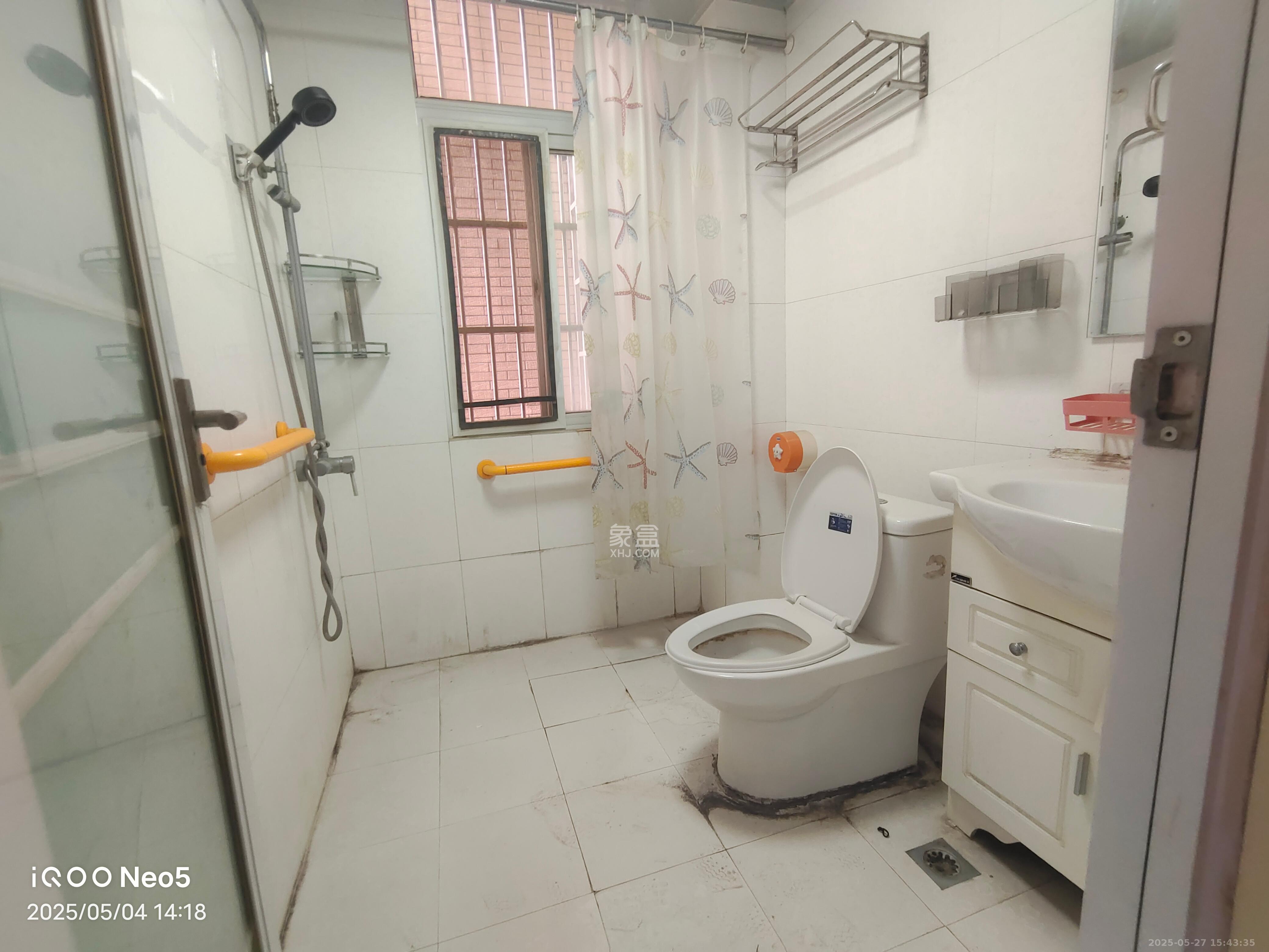 鄱阳小区  3室2厅2卫    2000.0元/月室内图