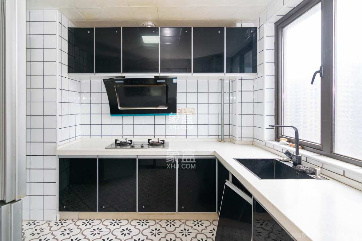 润和美郡(润和紫郡五期) 5室2厅2卫 108.0万 润和美郡(润和紫郡五期) 5室2厅2卫 108.0万厨房