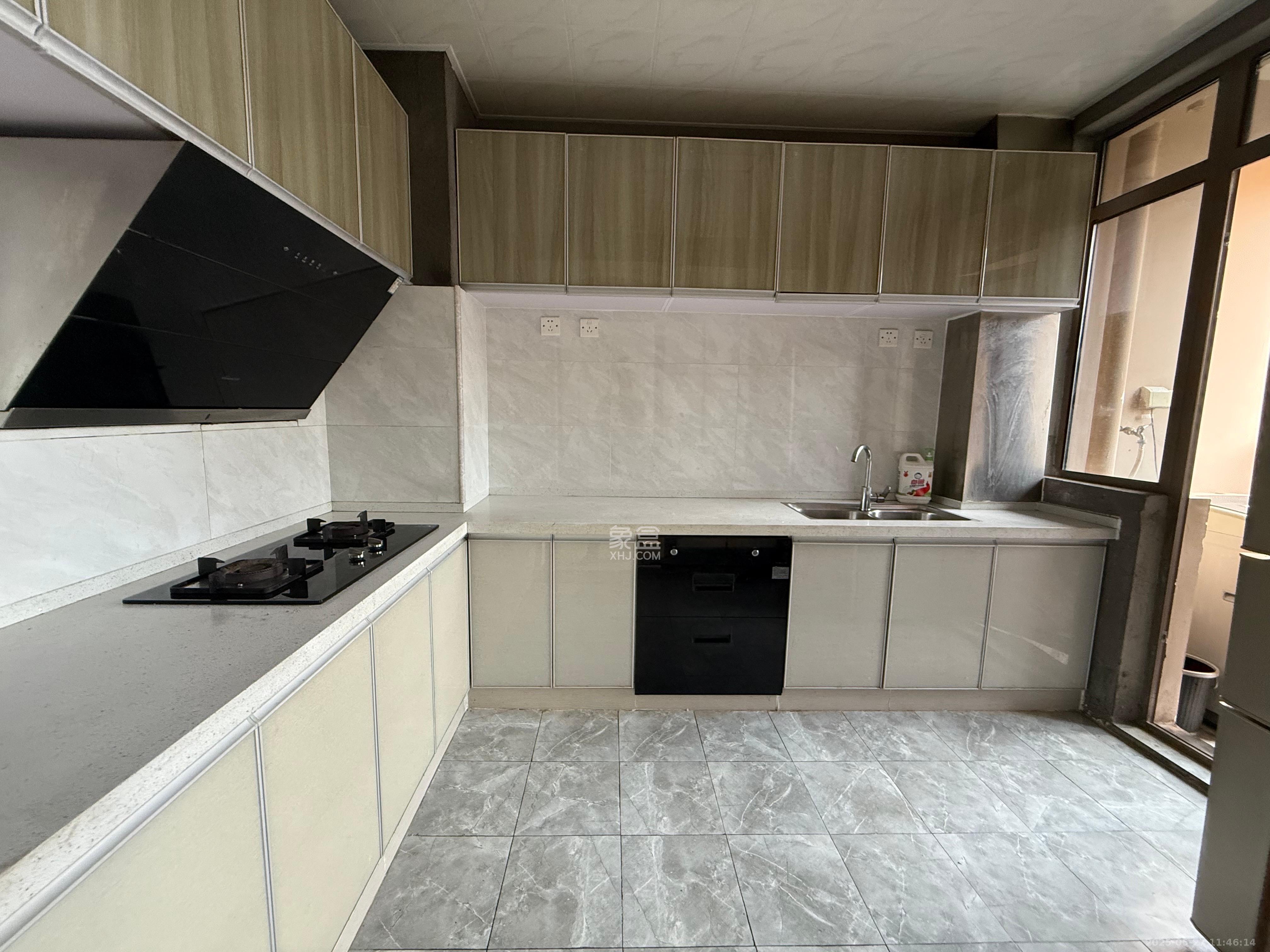 世茂铂翠湾一期 4室2厅2卫 3400.0元/月 世茂铂翠湾一期 4室2厅2卫 3400.0元/月室内图