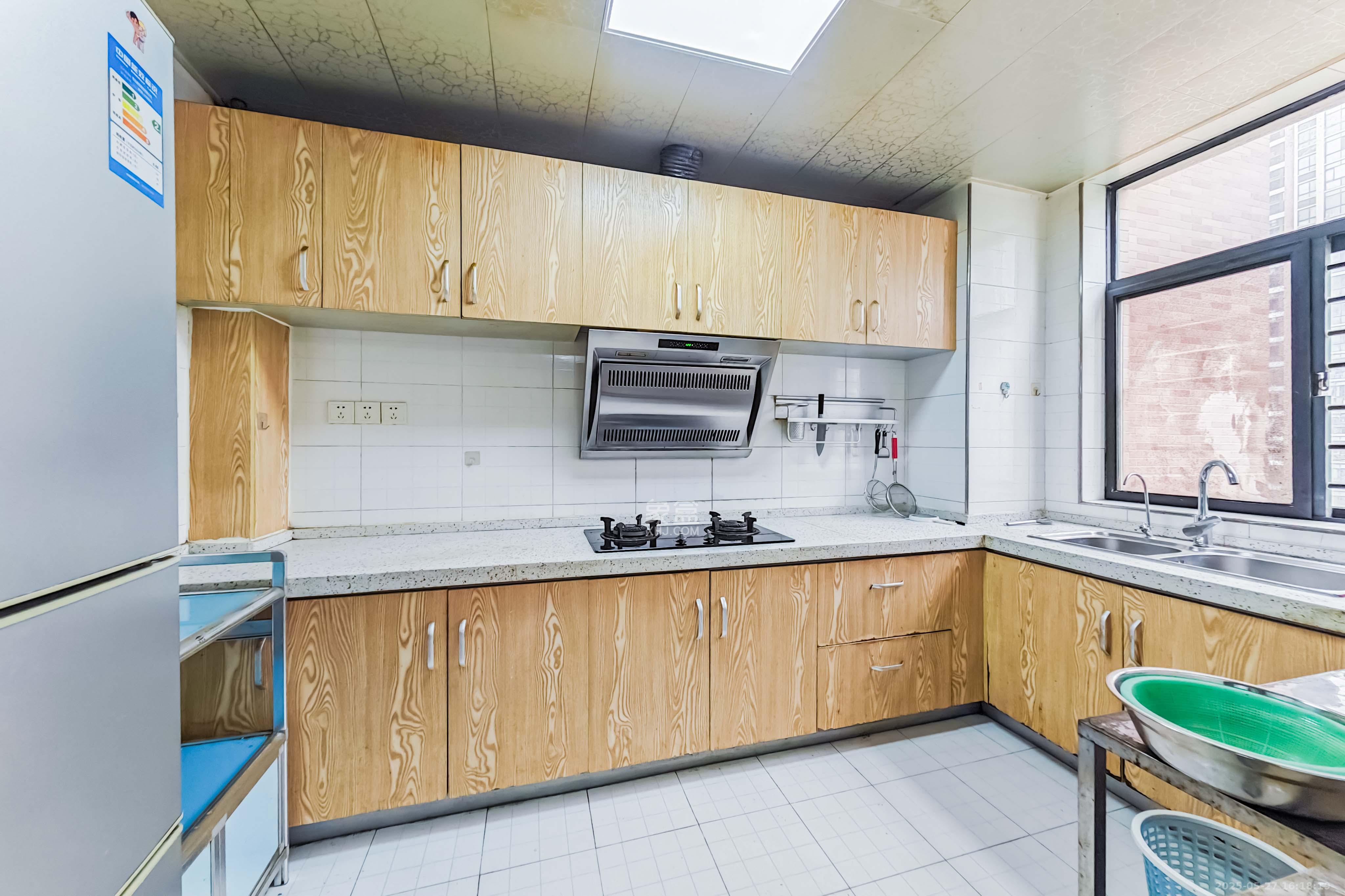 海拔东方 1室2厅1卫 99.8万 海拔东方 1室2厅1卫 99.8万厨房