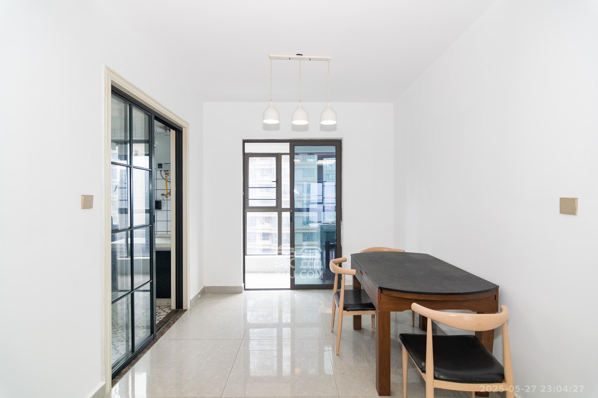 润和美郡(润和紫郡五期) 5室2厅2卫 108.0万 润和美郡(润和紫郡五期) 5室2厅2卫 108.0万客厅