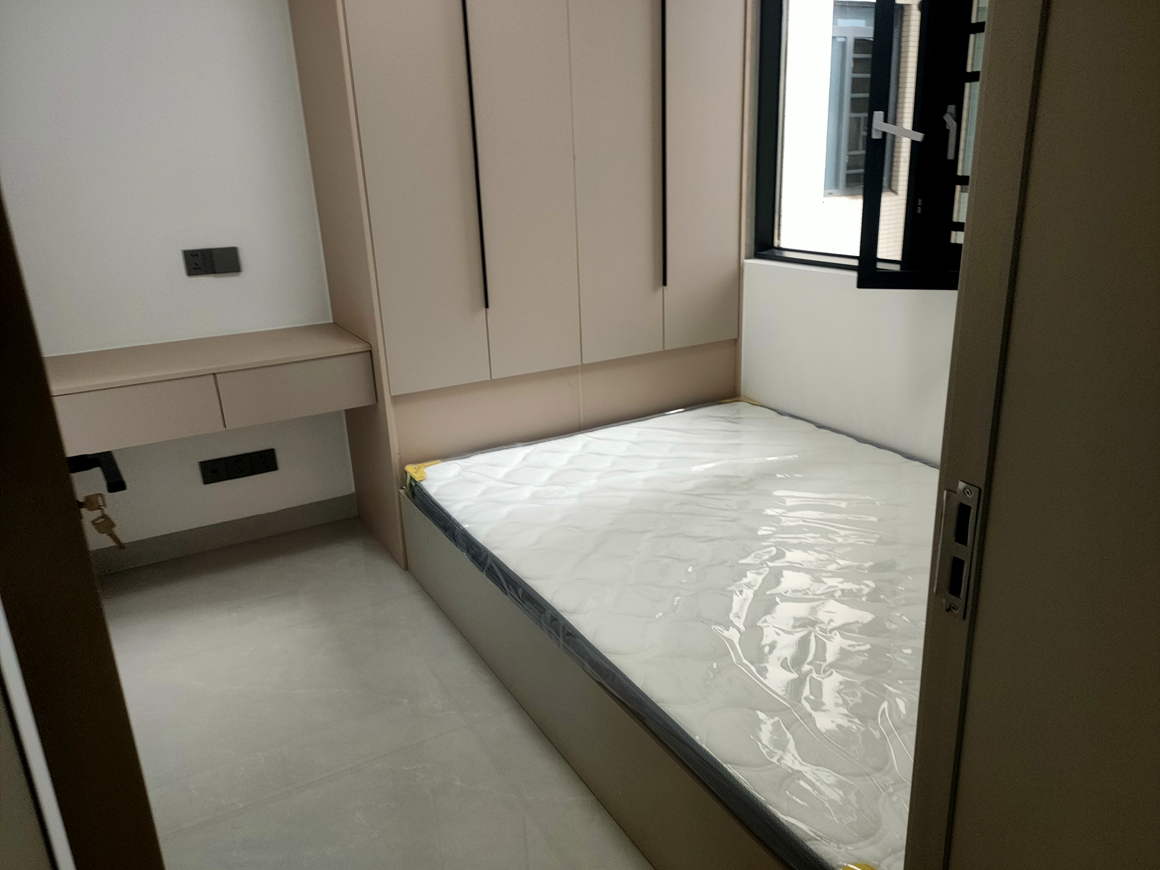 互助小区电梯房  3室1厅1卫   2500.00元/月室内图