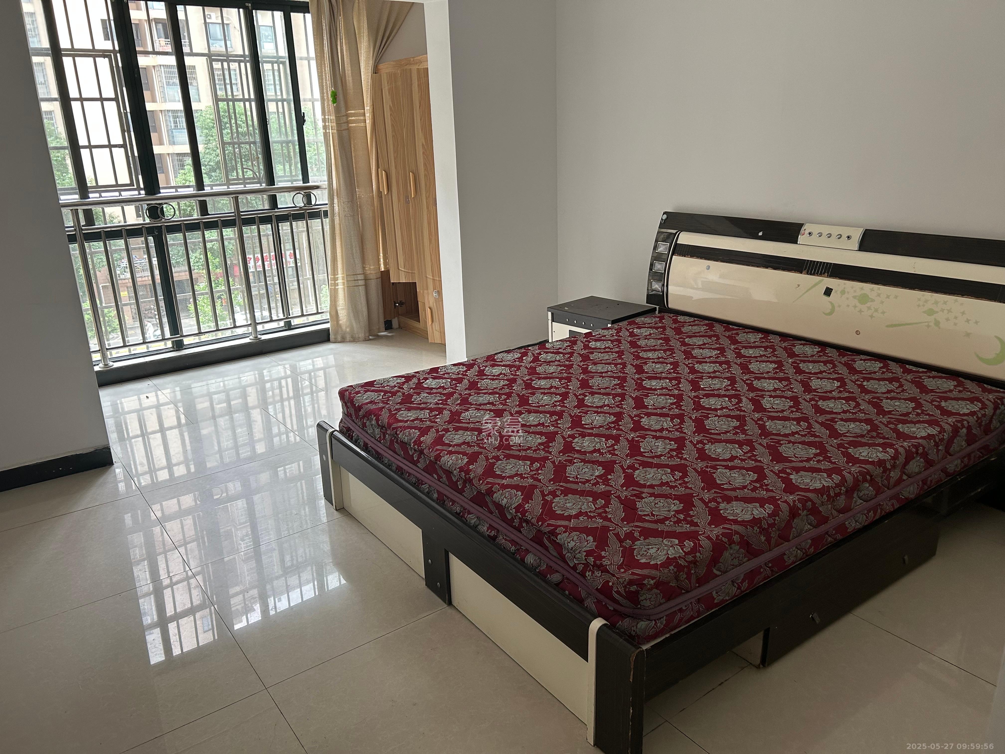 岳华嘉园 3室2厅2卫 2400.0元/月 岳华嘉园 3室2厅2卫 2400.0元/月室内图