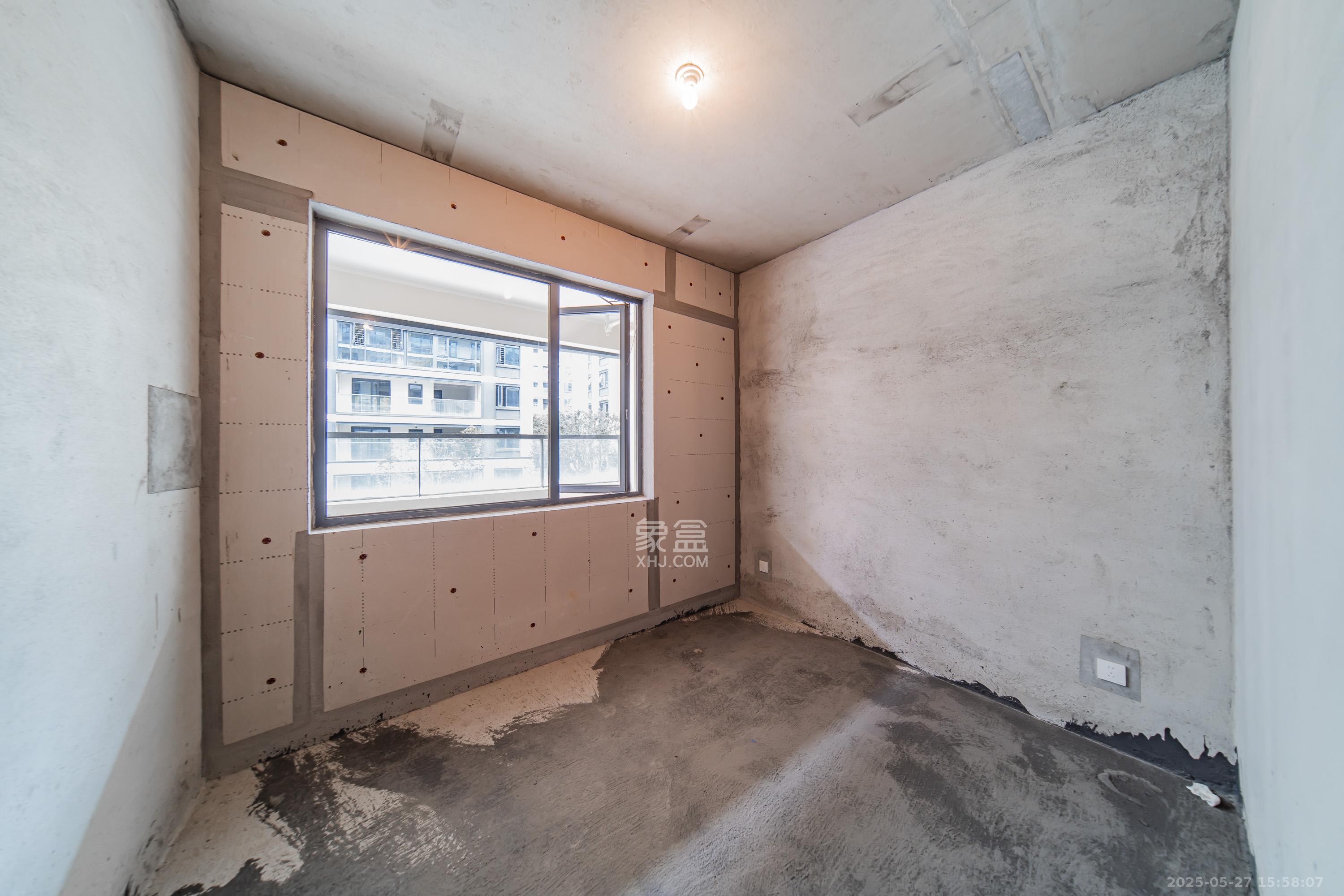 中建钰山湖  4室2厅2卫   352.00万卧室