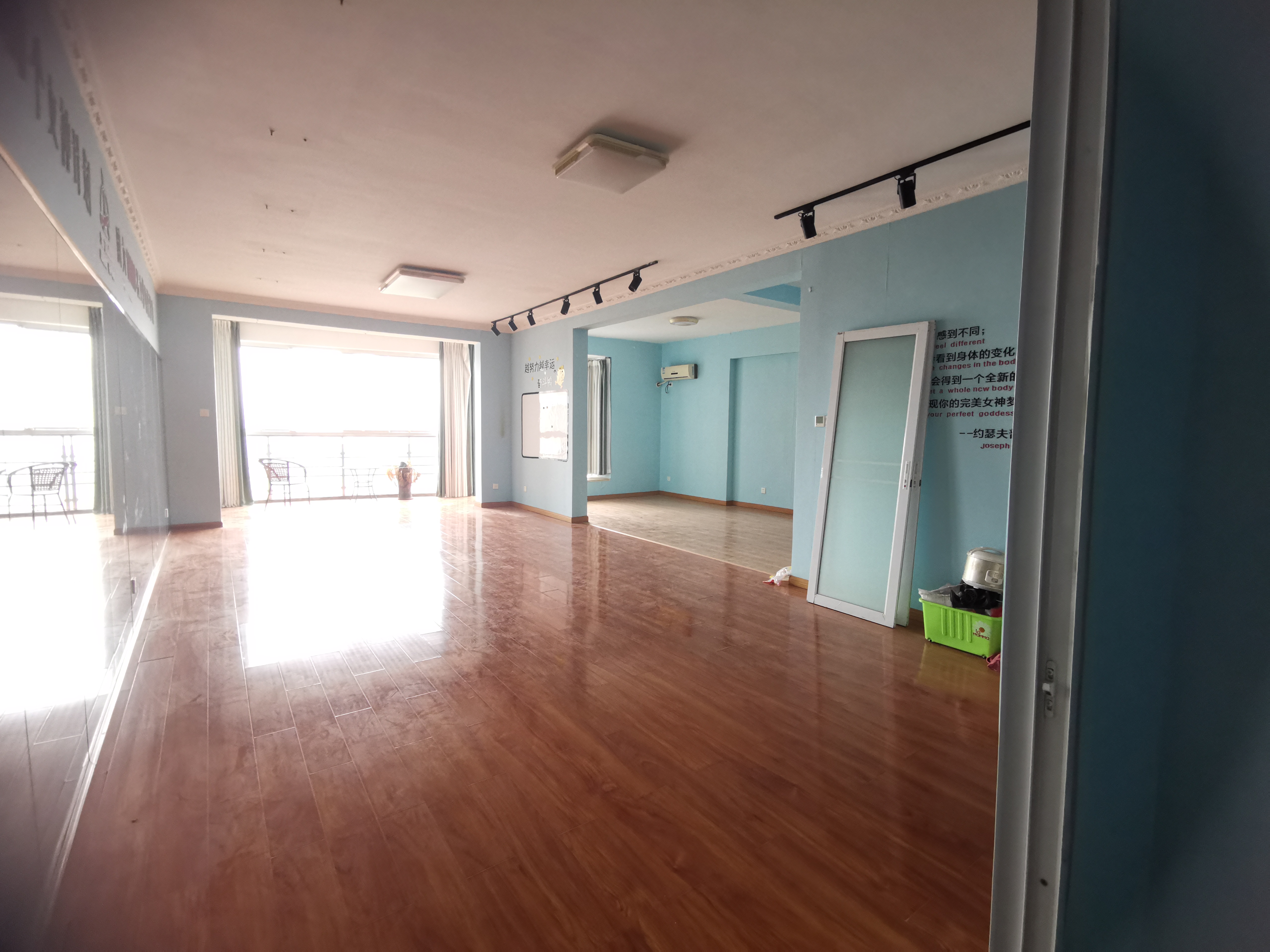 都市春天  3室2厅2卫    2200.0元/月 都市春天  3室2厅2卫    2200.0元/月室内图