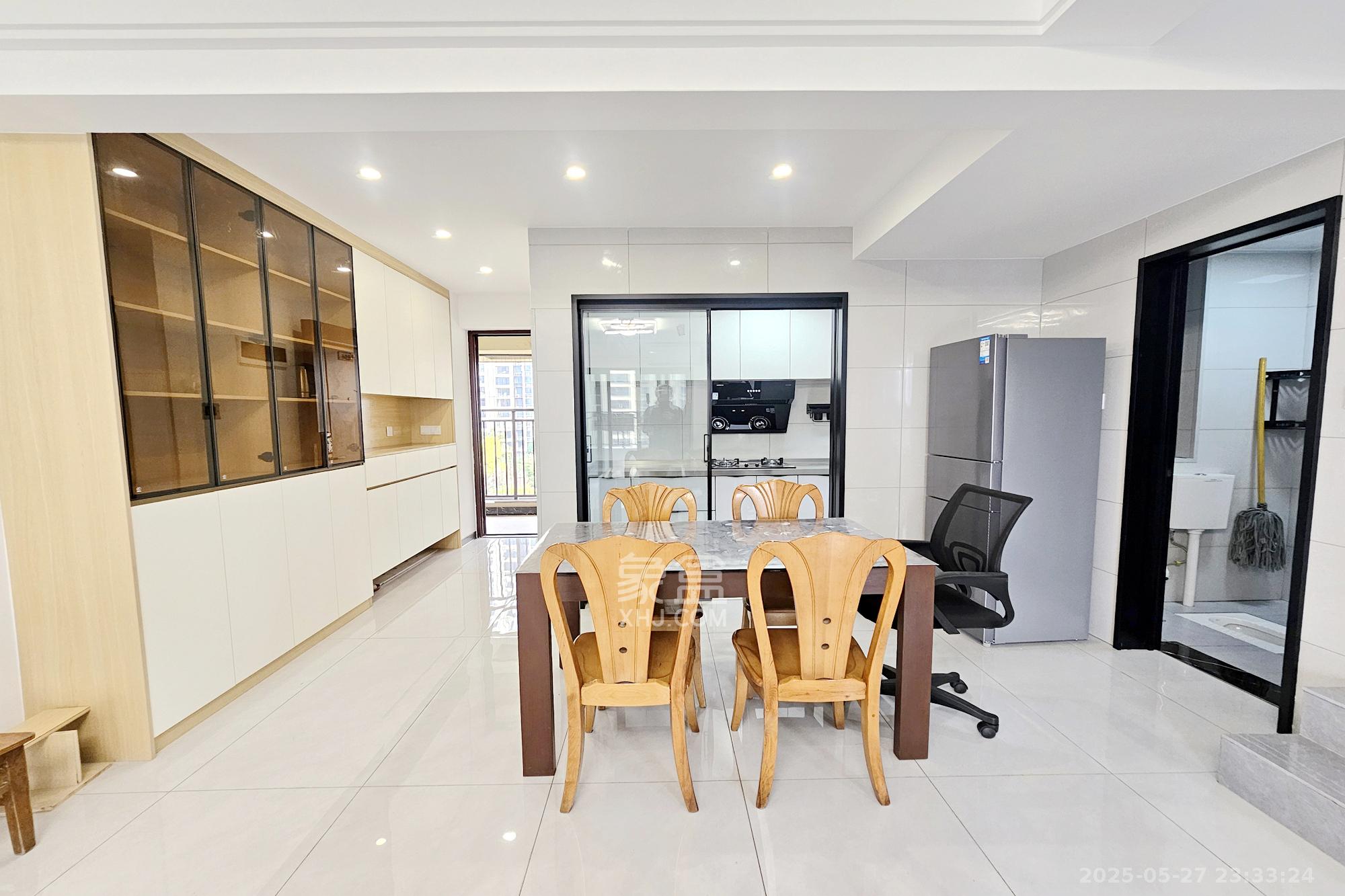 阳光城尚东湾蓝莓苑  3室2厅2卫    125.0万 阳光城尚东湾蓝莓苑  3室2厅2卫    125.0万客厅