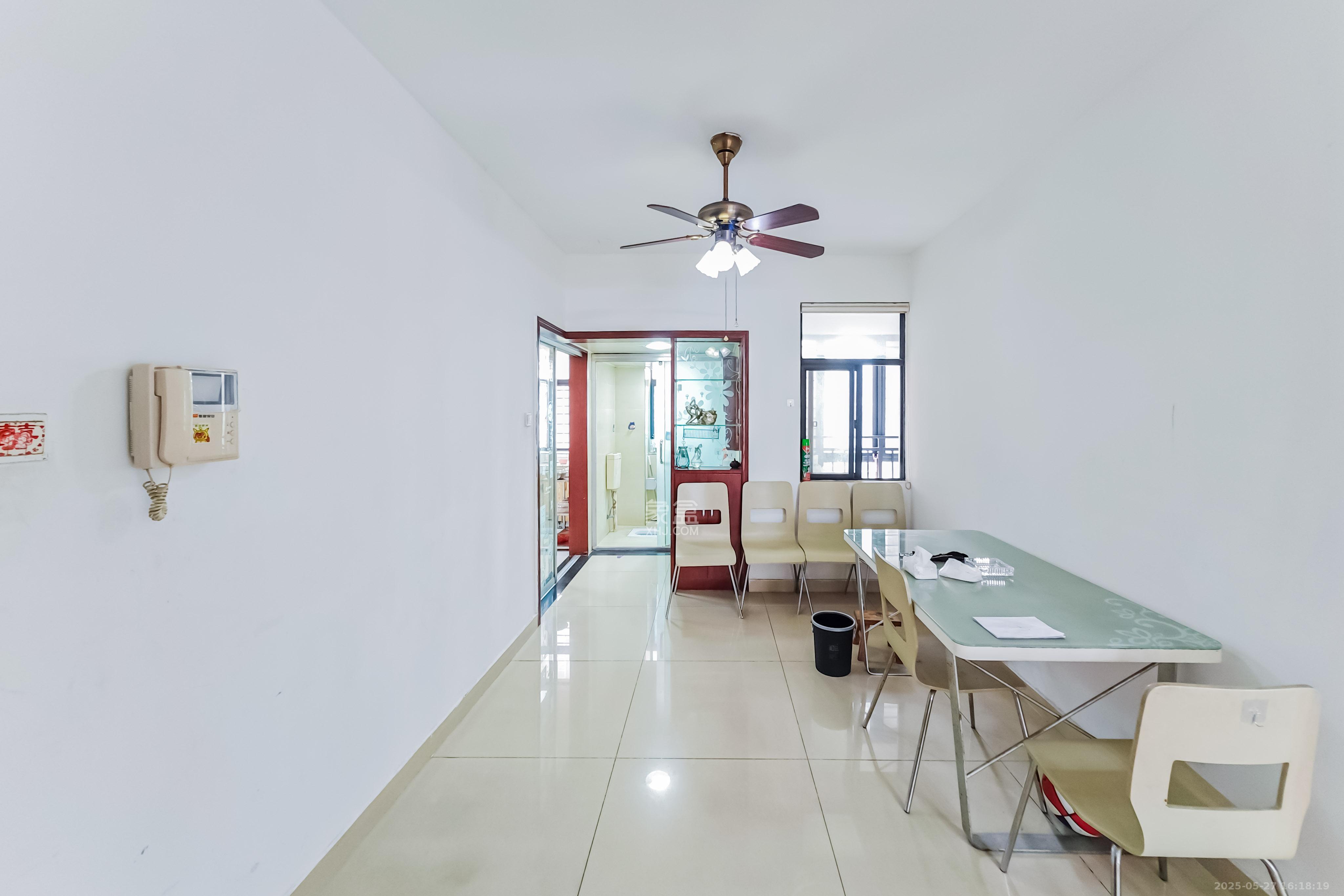 海拔东方 1室2厅1卫 99.8万 海拔东方 1室2厅1卫 99.8万客厅