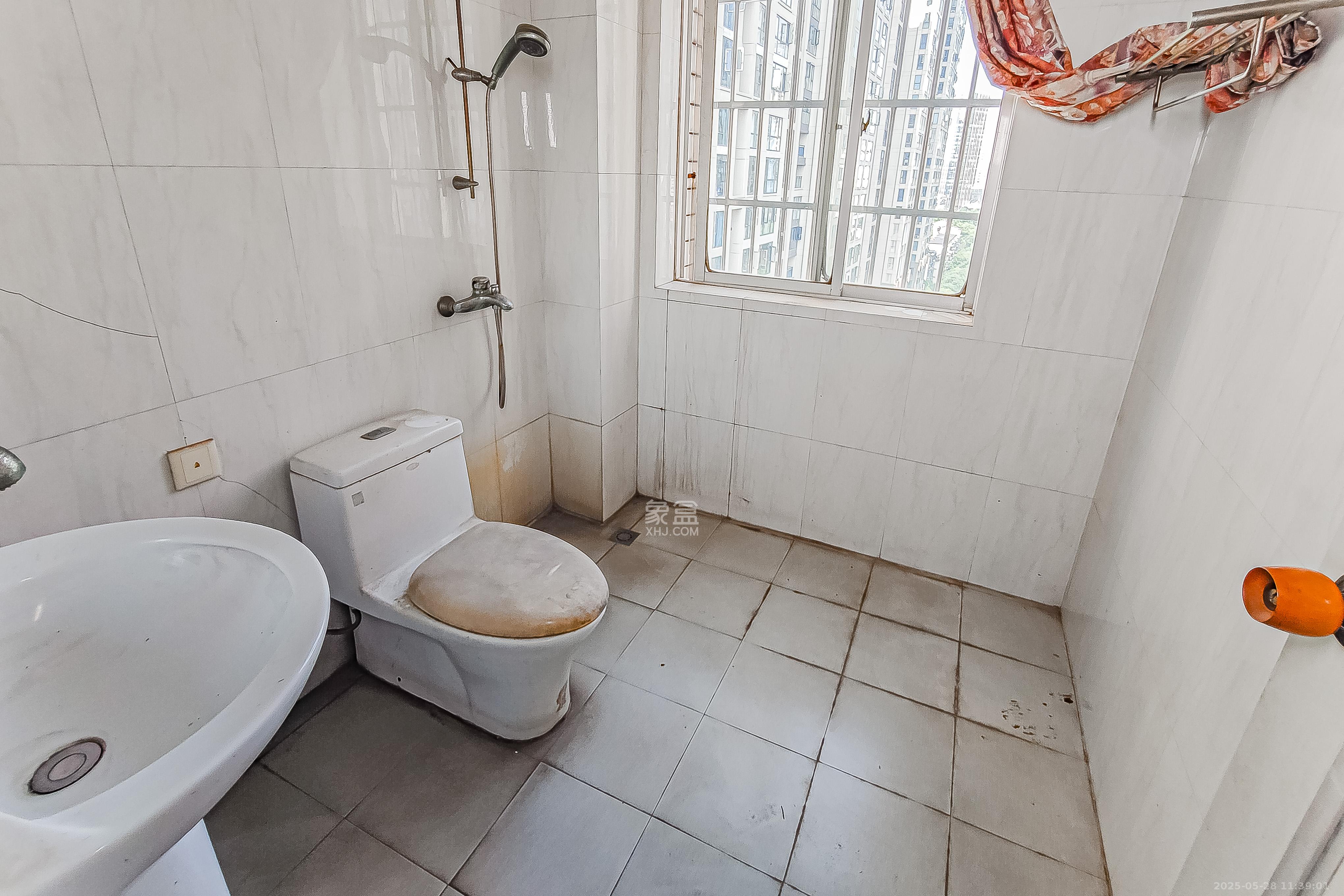 省气象局宿舍  3室2厅2卫    138.0万卫生间