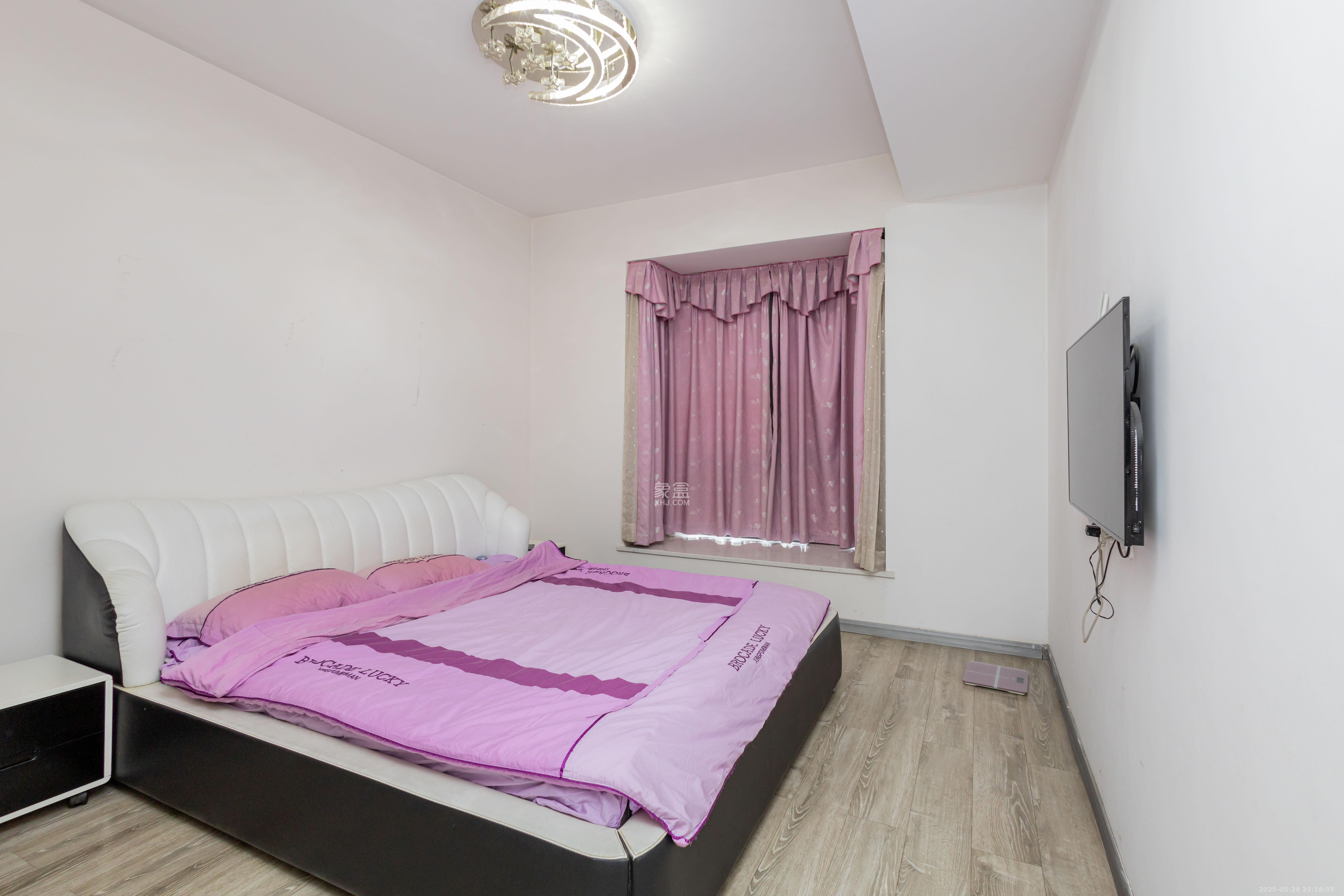 三景华御  4室2厅2卫    83.8万 三景华御  4室2厅2卫    83.8万卧室