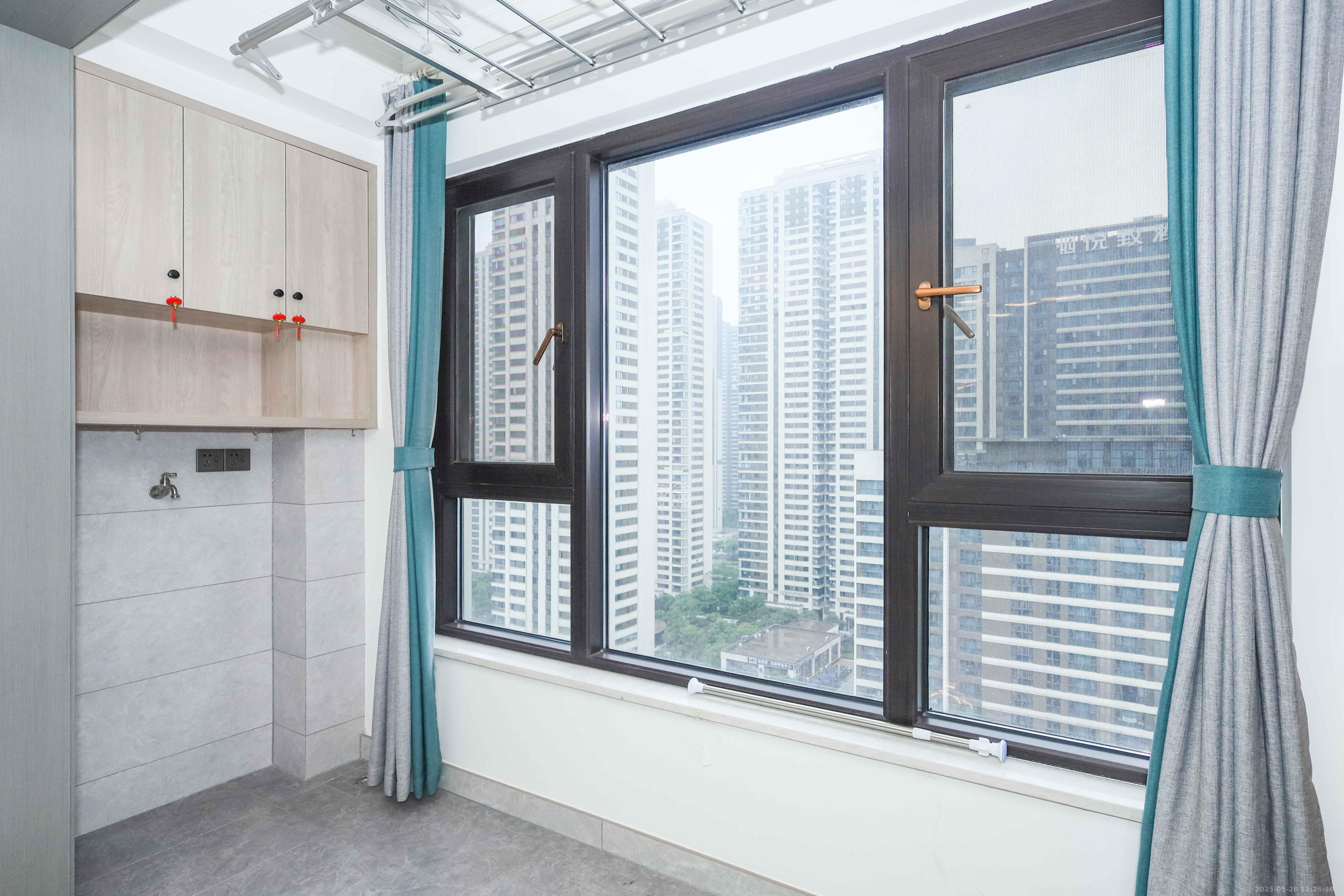 建发央著  3室2厅1卫    150.0万 建发央著  3室2厅1卫    150.0万阳台