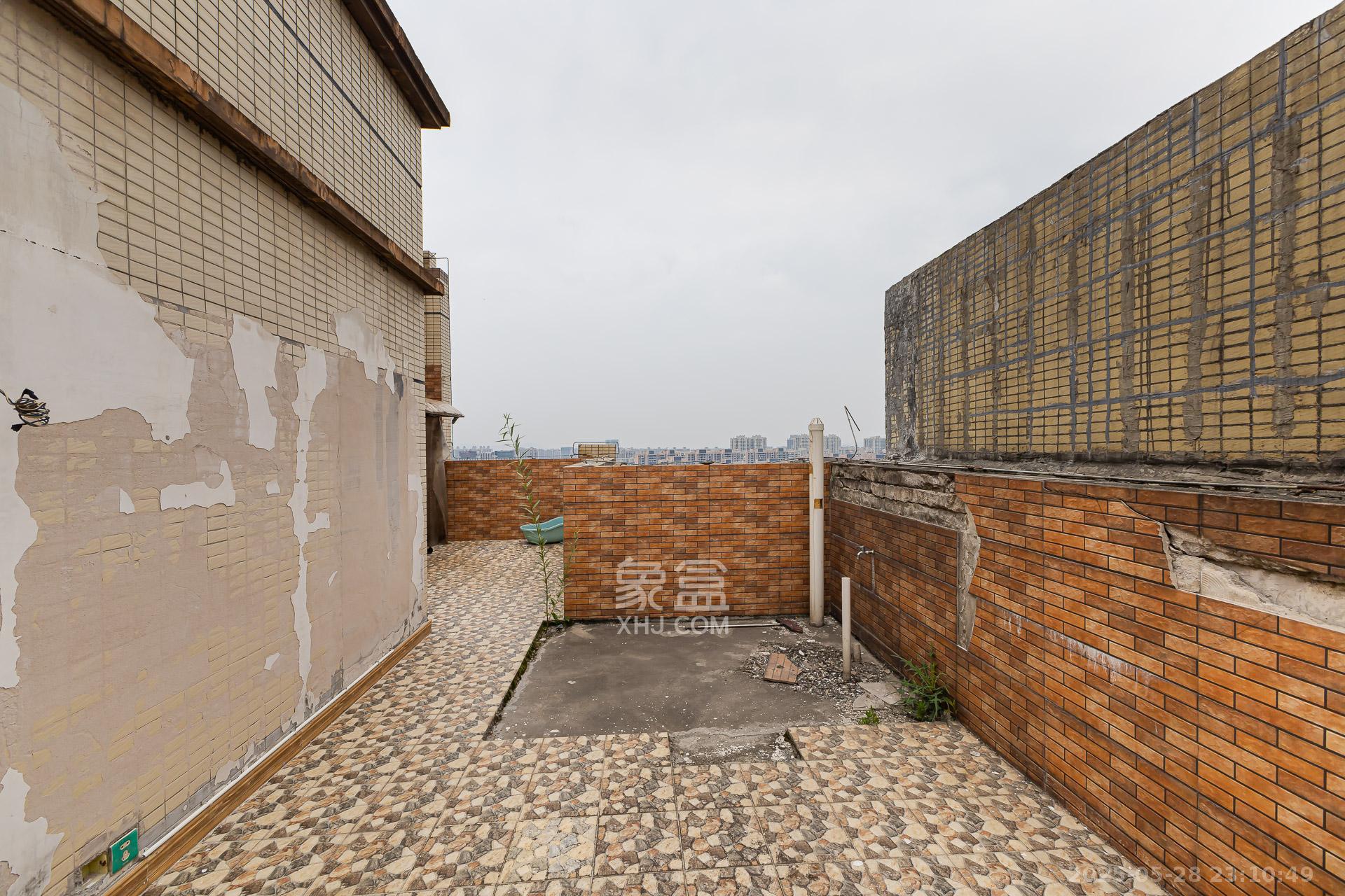 乾源国际 3室2厅1卫 88.0万 乾源国际 3室2厅1卫 88.0万阳台