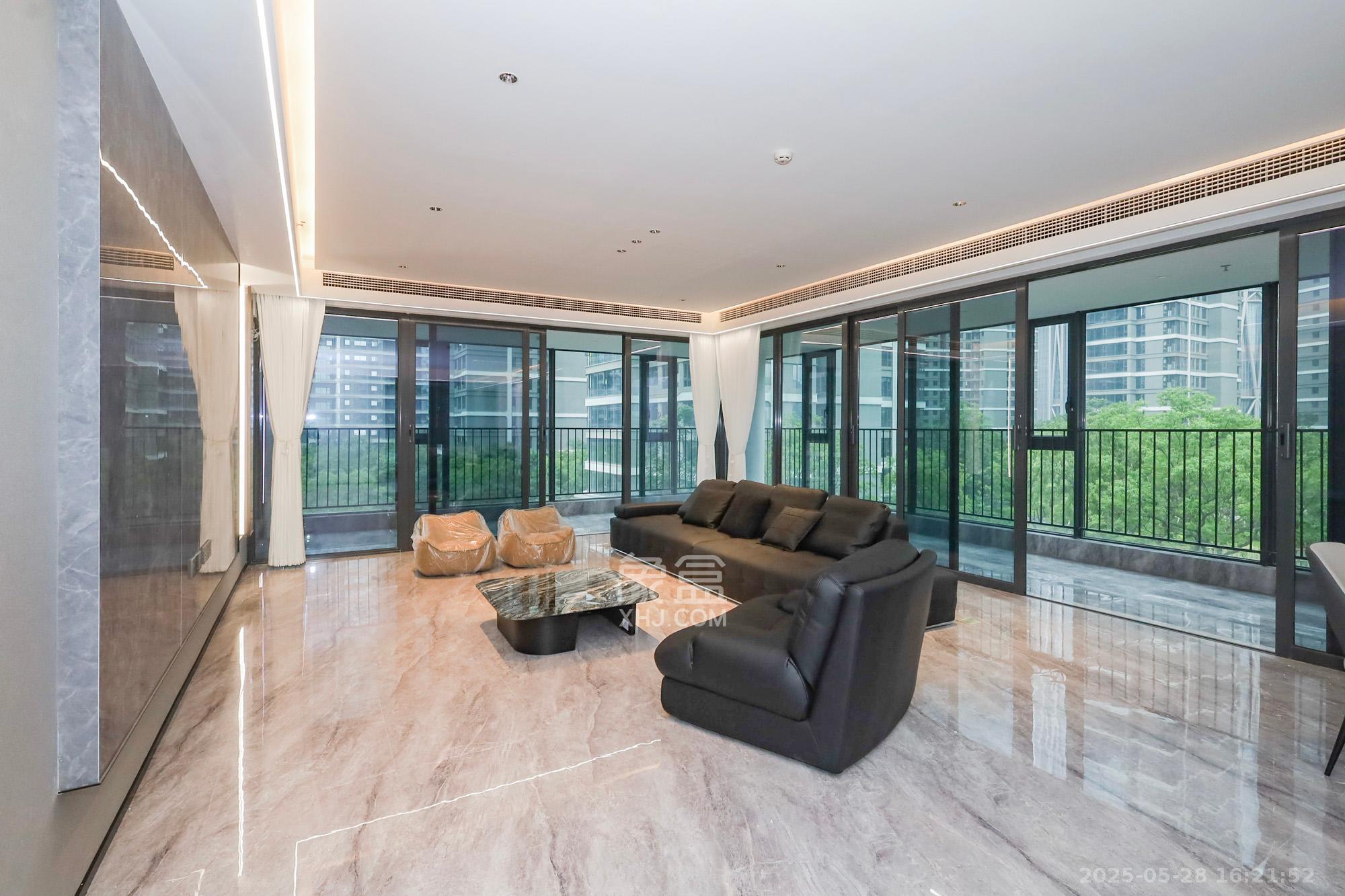 旭辉铂悦湘江 4室2厅4卫 718.0万 旭辉铂悦湘江 4室2厅4卫 718.0万客厅