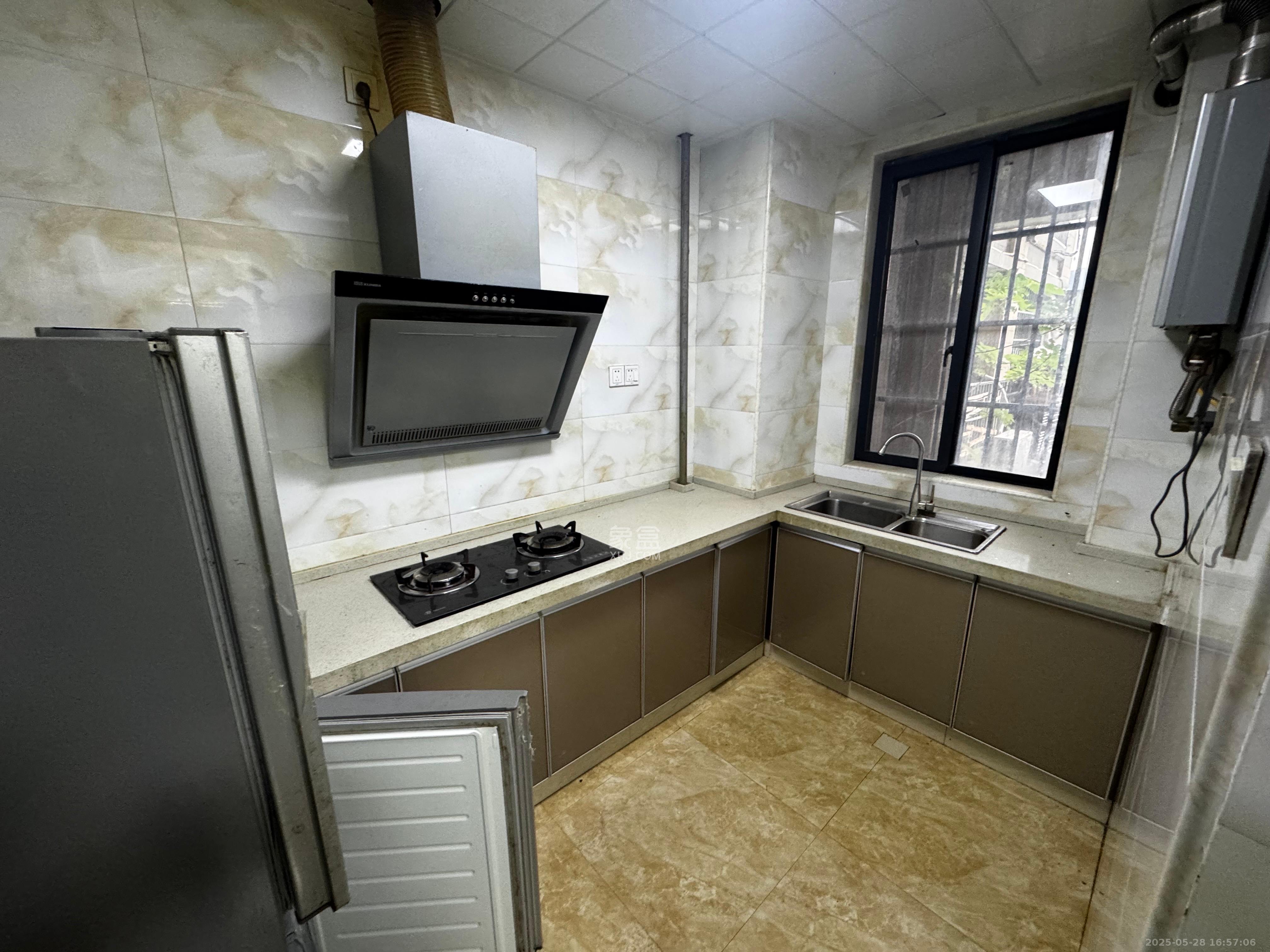 百纳广场(百纳公寓) 4室1厅2卫 3500.0元/月 百纳广场(百纳公寓) 4室1厅2卫 3500.0元/月室内图