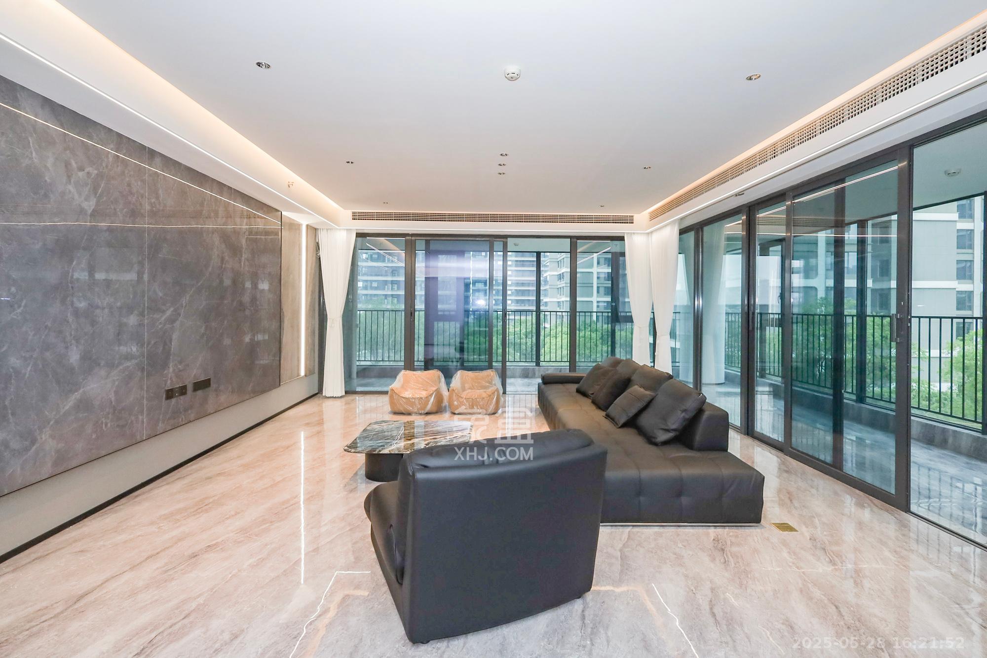 旭辉铂悦湘江 4室2厅4卫 718.0万 旭辉铂悦湘江 4室2厅4卫 718.0万客厅