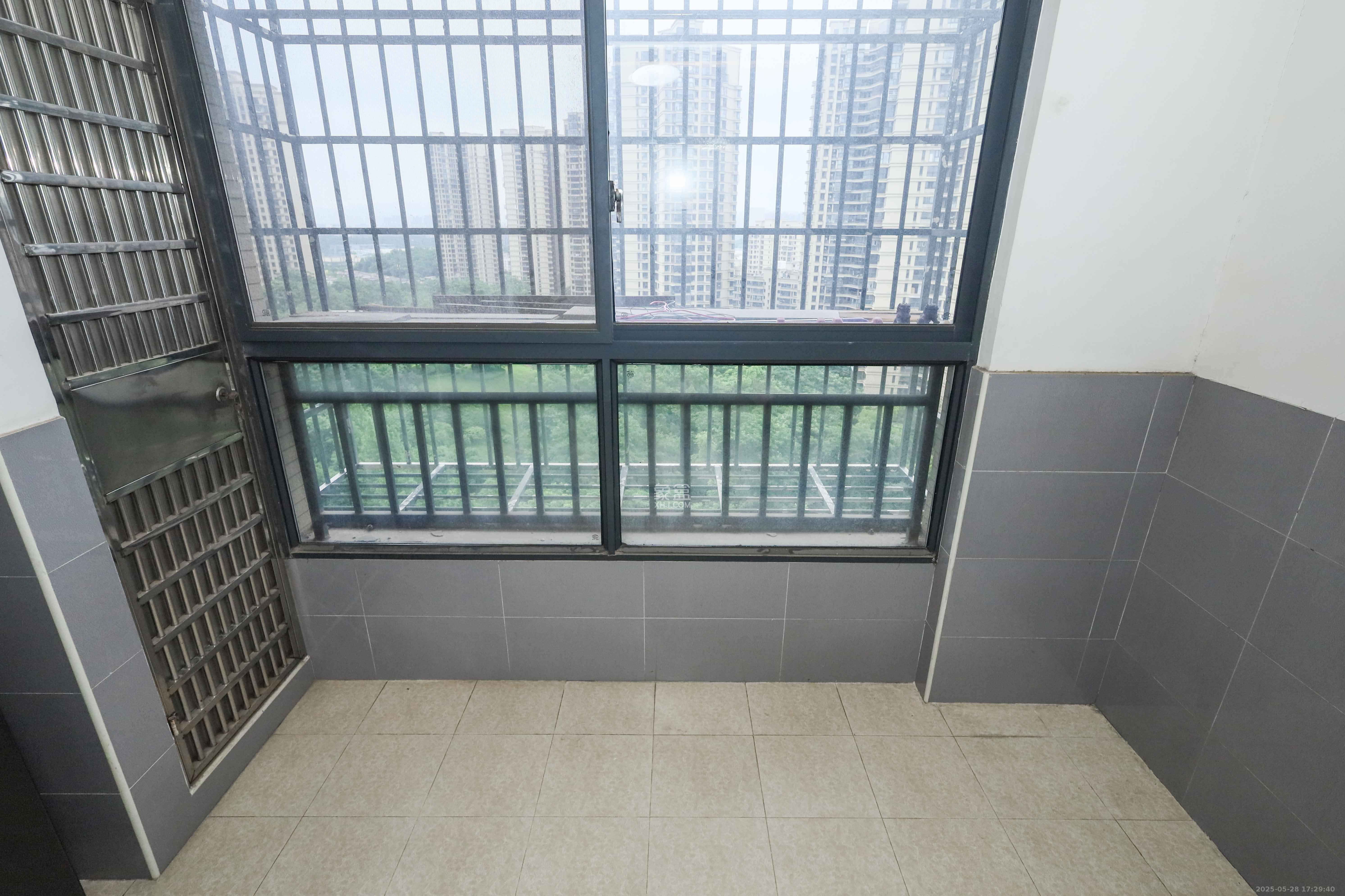 保利麓谷林语A区  3室2厅2卫   100.00万阳台