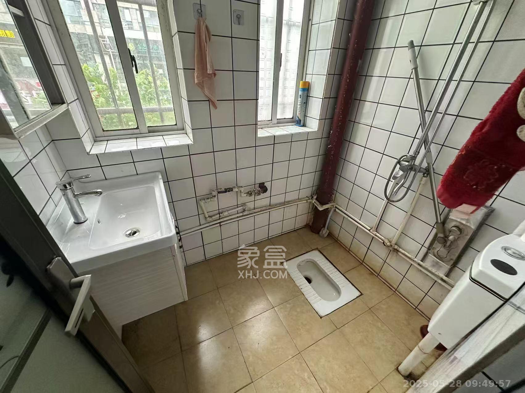 城南路散盘  2室1厅1卫    2200.0元/月 城南路散盘  2室1厅1卫    2200.0元/月室内图