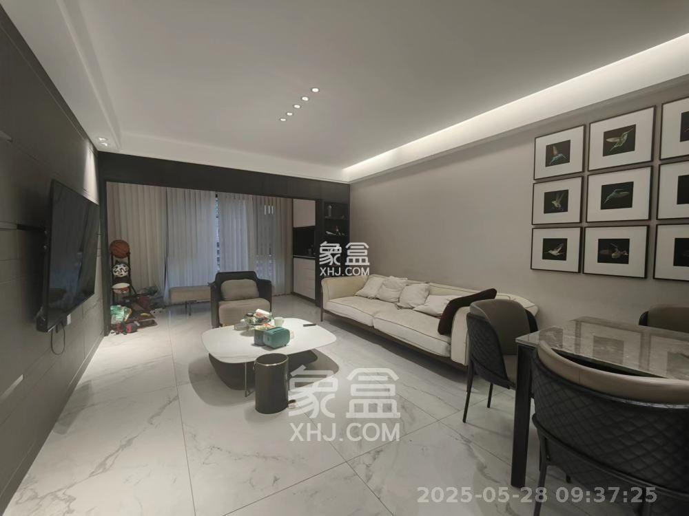 万达华府  3室2厅2卫   78.00万客厅