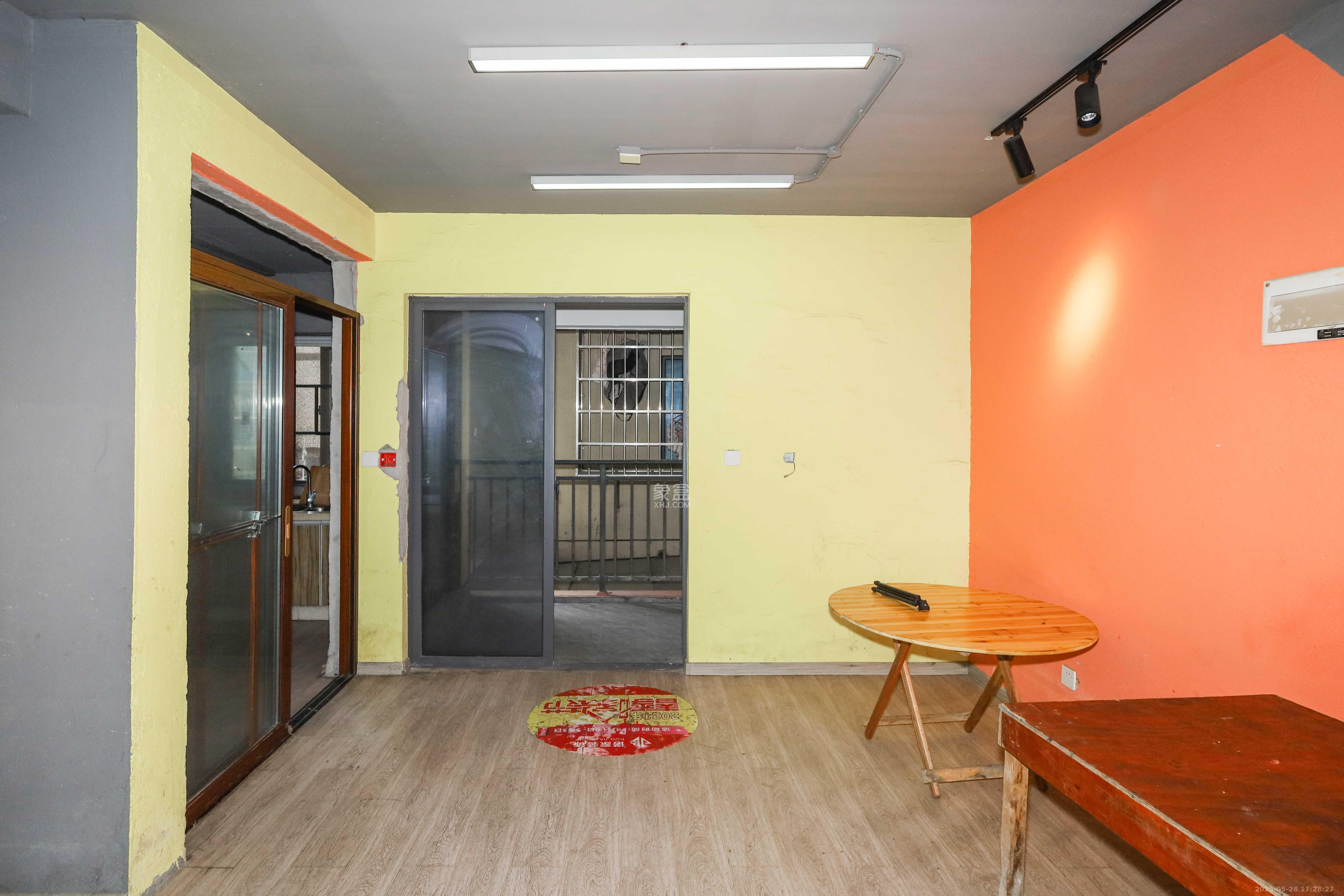 真人桥家园一期 3室2厅2卫 68.0万 真人桥家园一期 3室2厅2卫 68.0万客厅