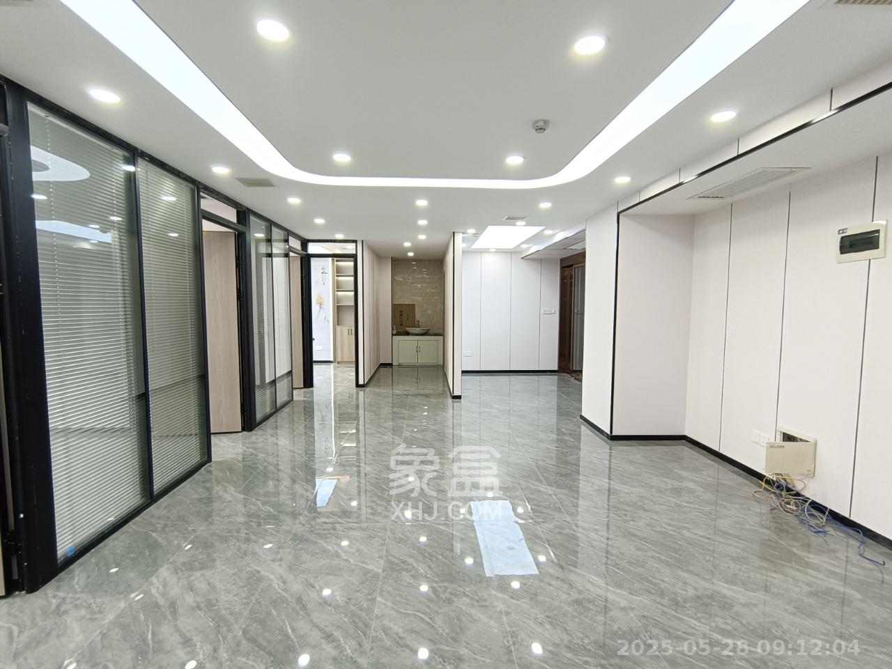 万坤图财富广场  3室1厅1卫   8500.00元/月室内图