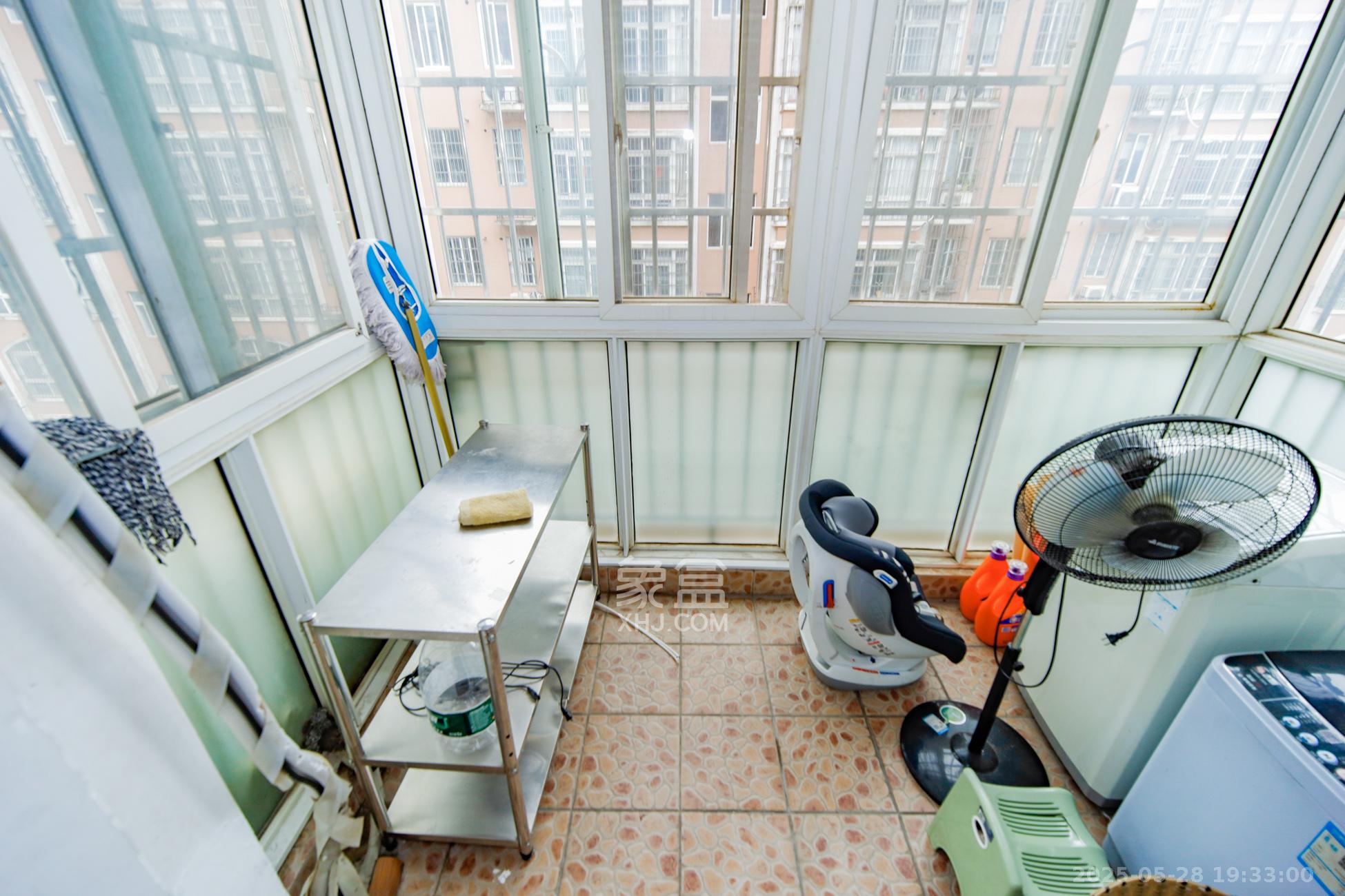 金信阳光在线 2室2厅1卫 60.8万 金信阳光在线 2室2厅1卫 60.8万阳台