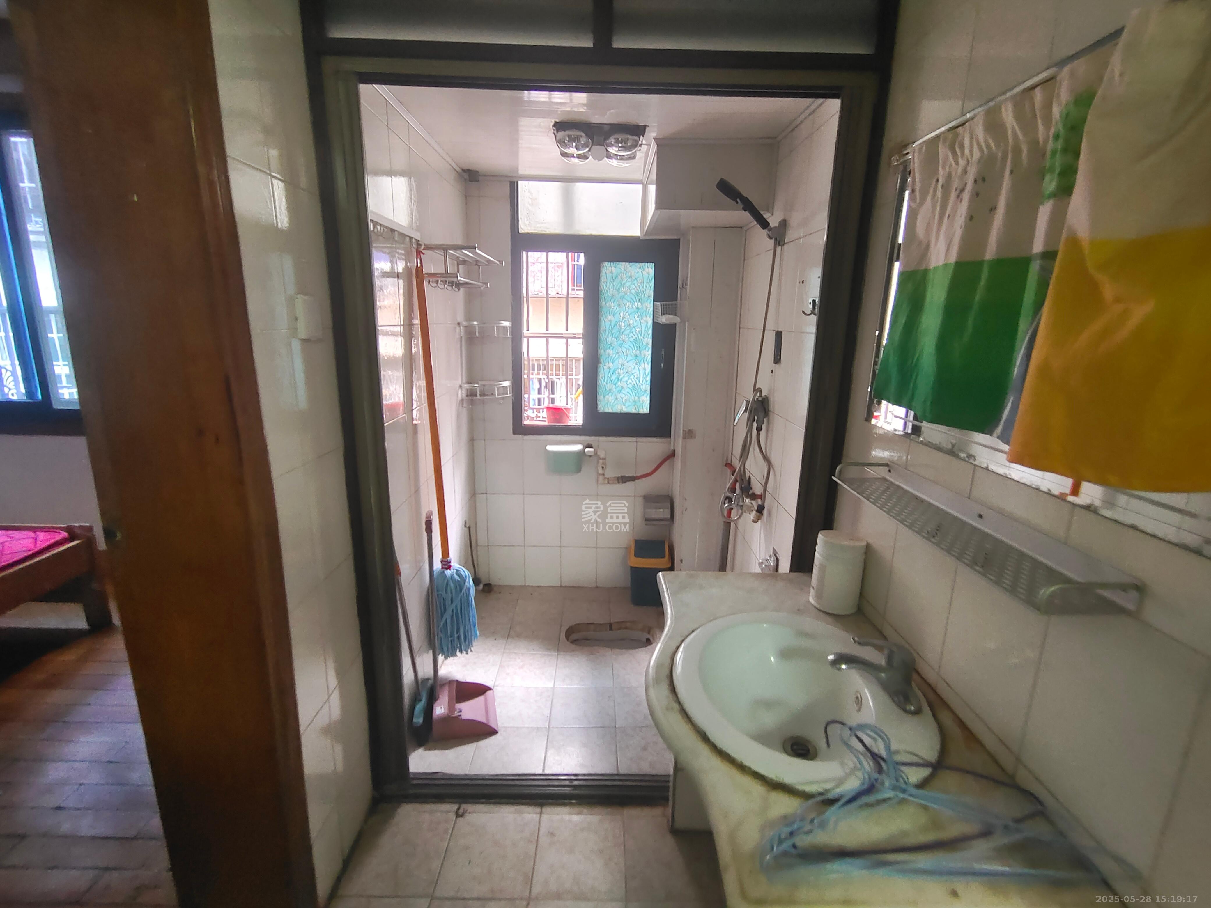 里仁巷22号工商联宿舍 2室1厅1卫 2000.0元/月 里仁巷22号工商联宿舍 2室1厅1卫 2000.0元/月室内图