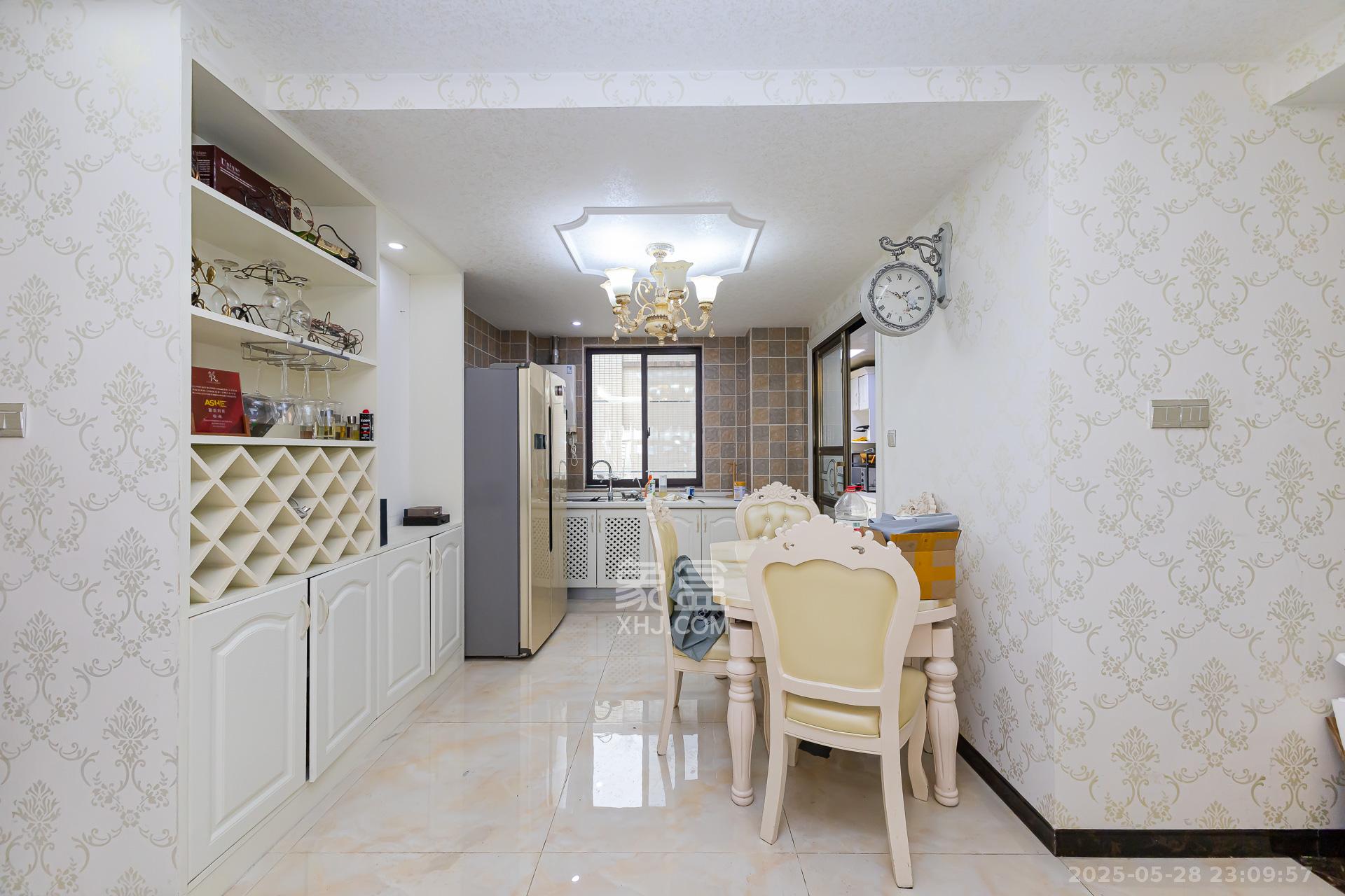 乾源国际 3室2厅1卫 88.0万 乾源国际 3室2厅1卫 88.0万客厅