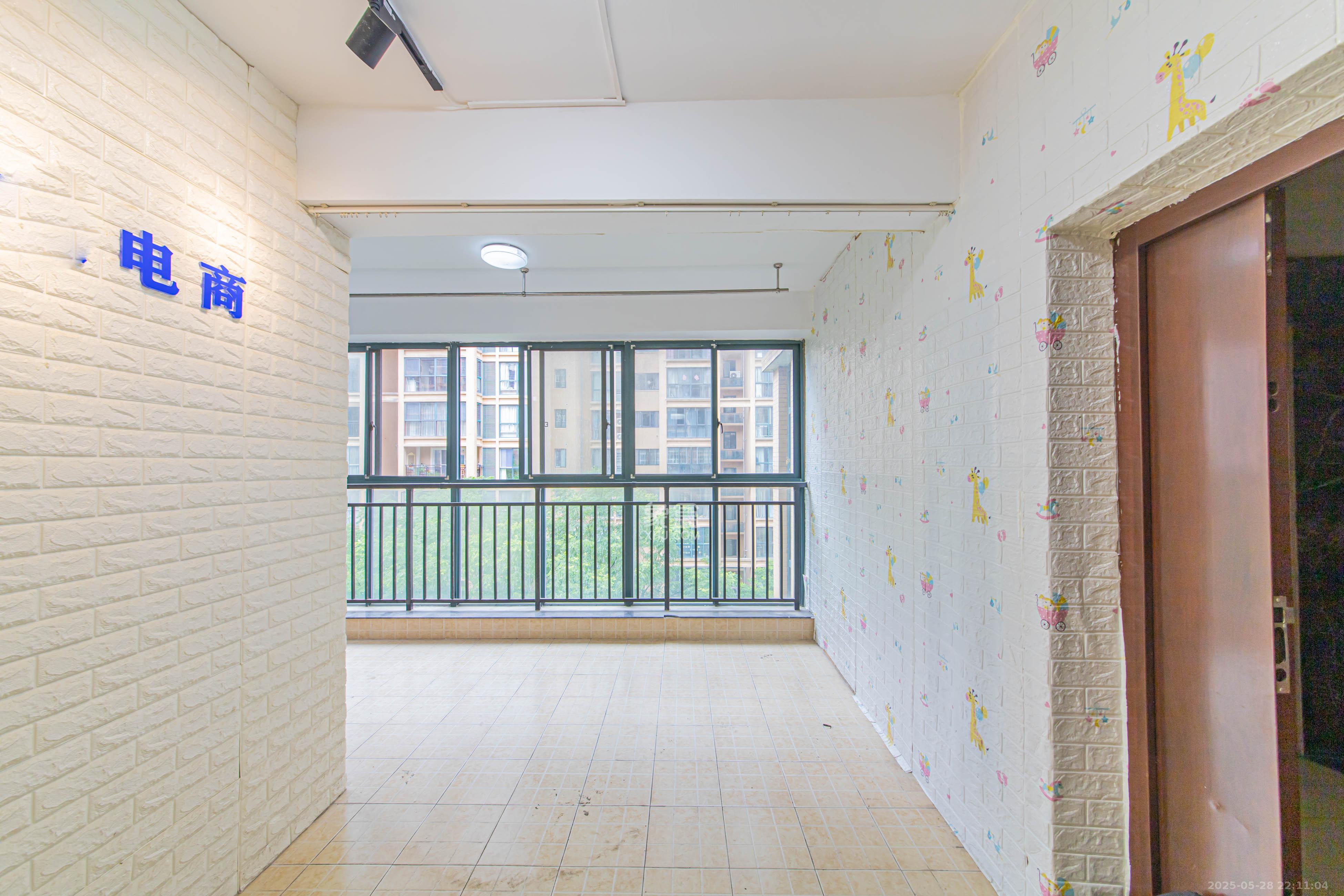 星城荣域 4室2厅1卫 200.0万 星城荣域 4室2厅1卫 200.0万阳台