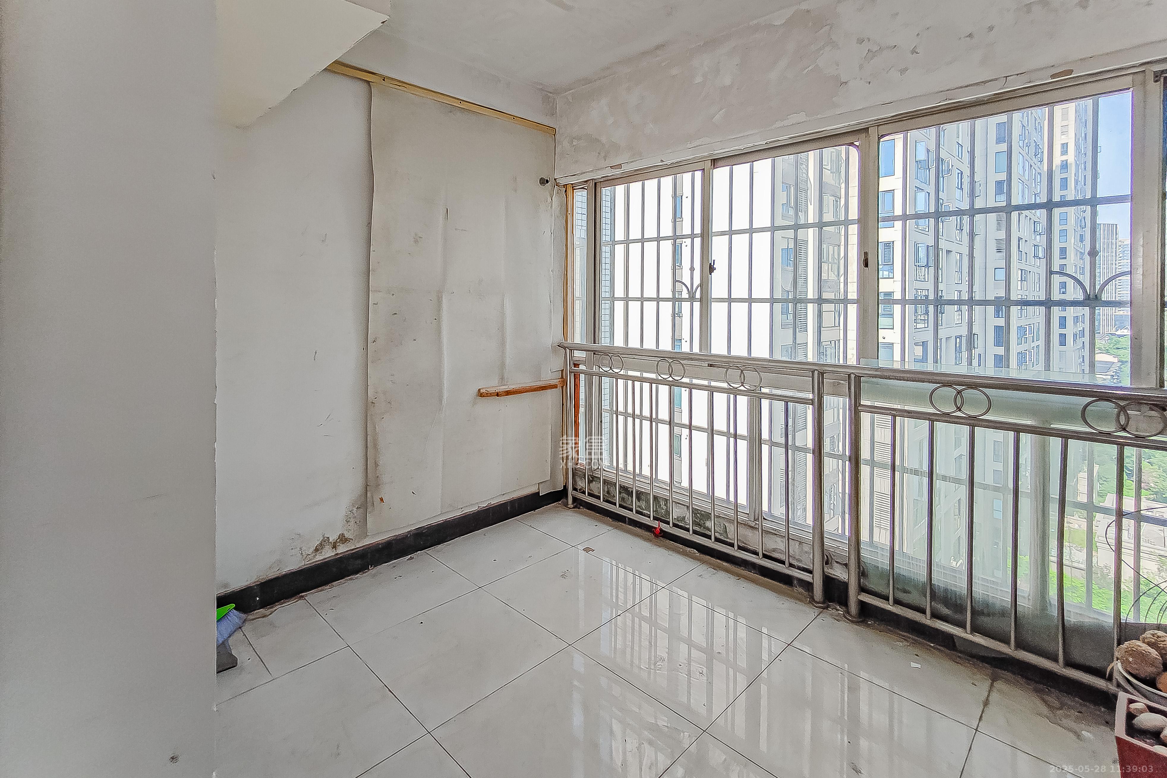 省气象局宿舍  3室2厅2卫    138.0万阳台