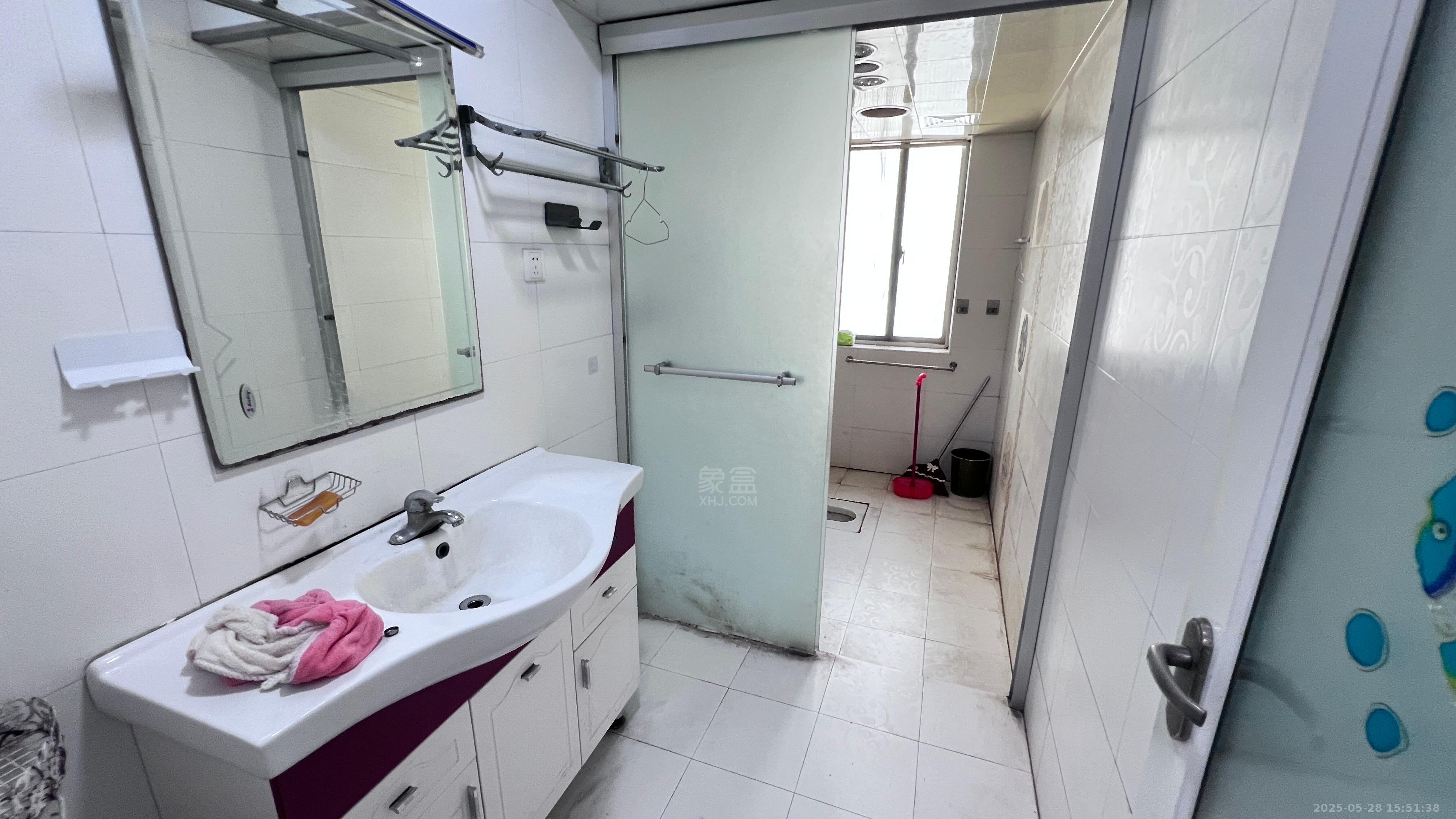 四季花园 3室2厅2卫 2000.0元/月 四季花园 3室2厅2卫 2000.0元/月室内图