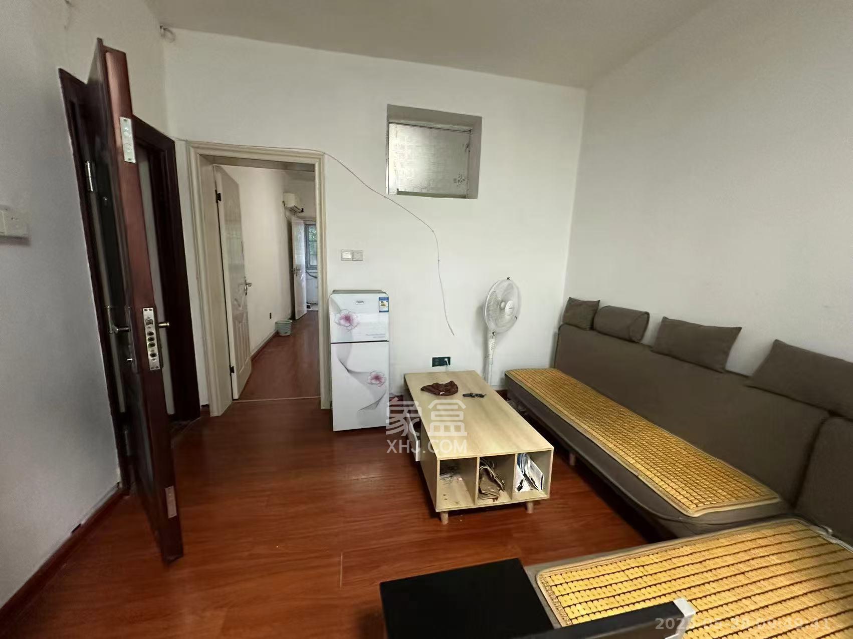 城南路散盘  2室1厅1卫    2200.0元/月 城南路散盘  2室1厅1卫    2200.0元/月室内图