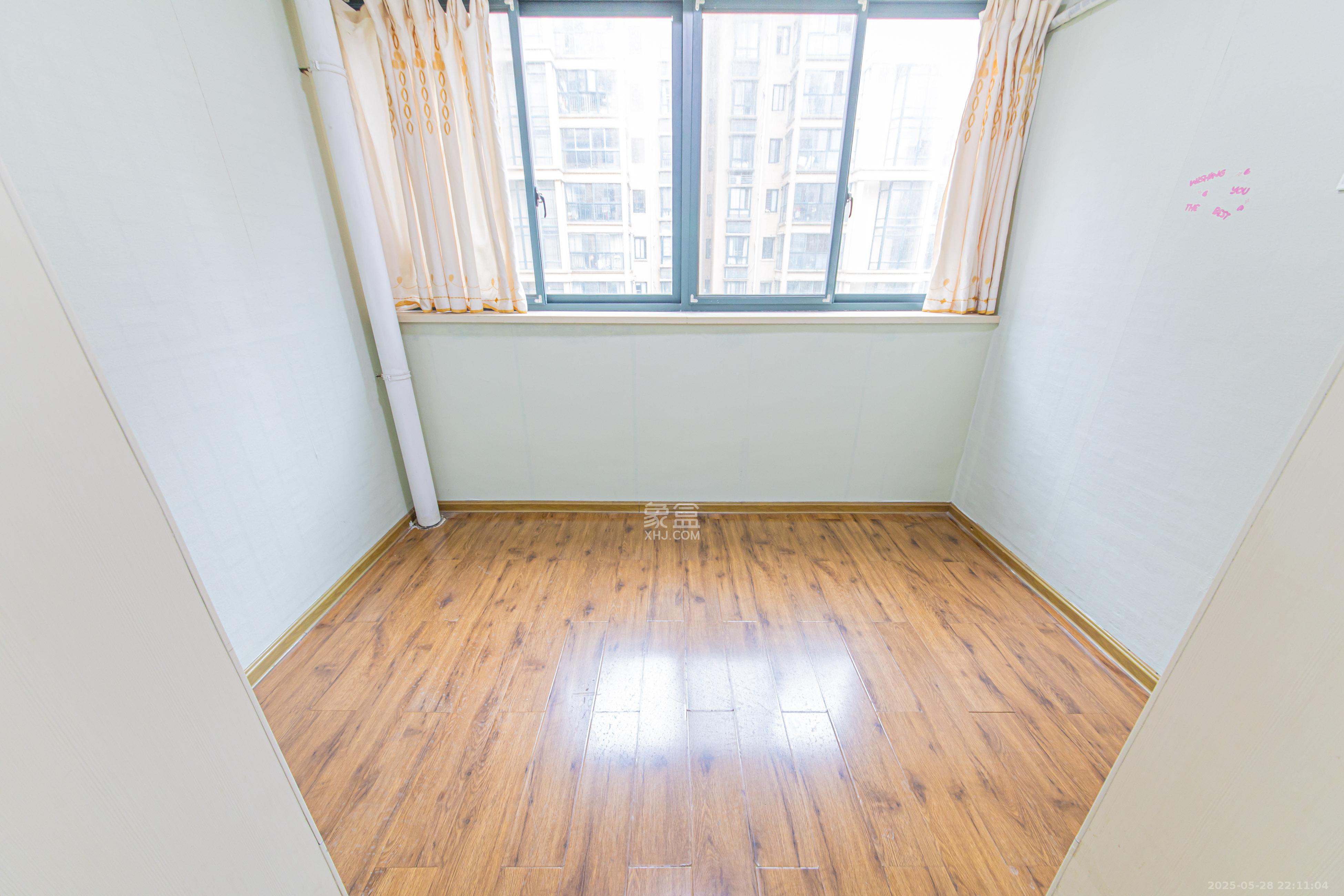 星城荣域 4室2厅1卫 200.0万 星城荣域 4室2厅1卫 200.0万阳台