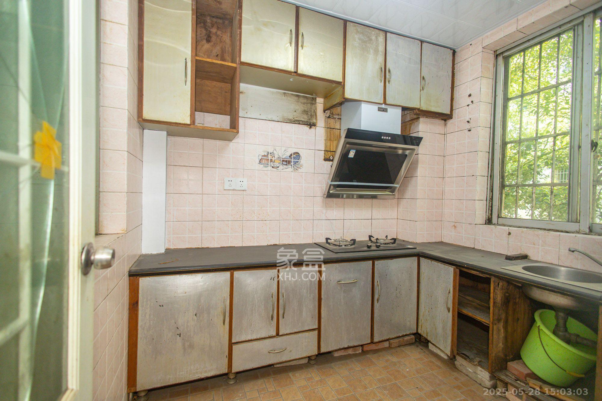 中南汽车世界 1室2厅1卫 1100.0元/月 中南汽车世界 1室2厅1卫 1100.0元/月室内图