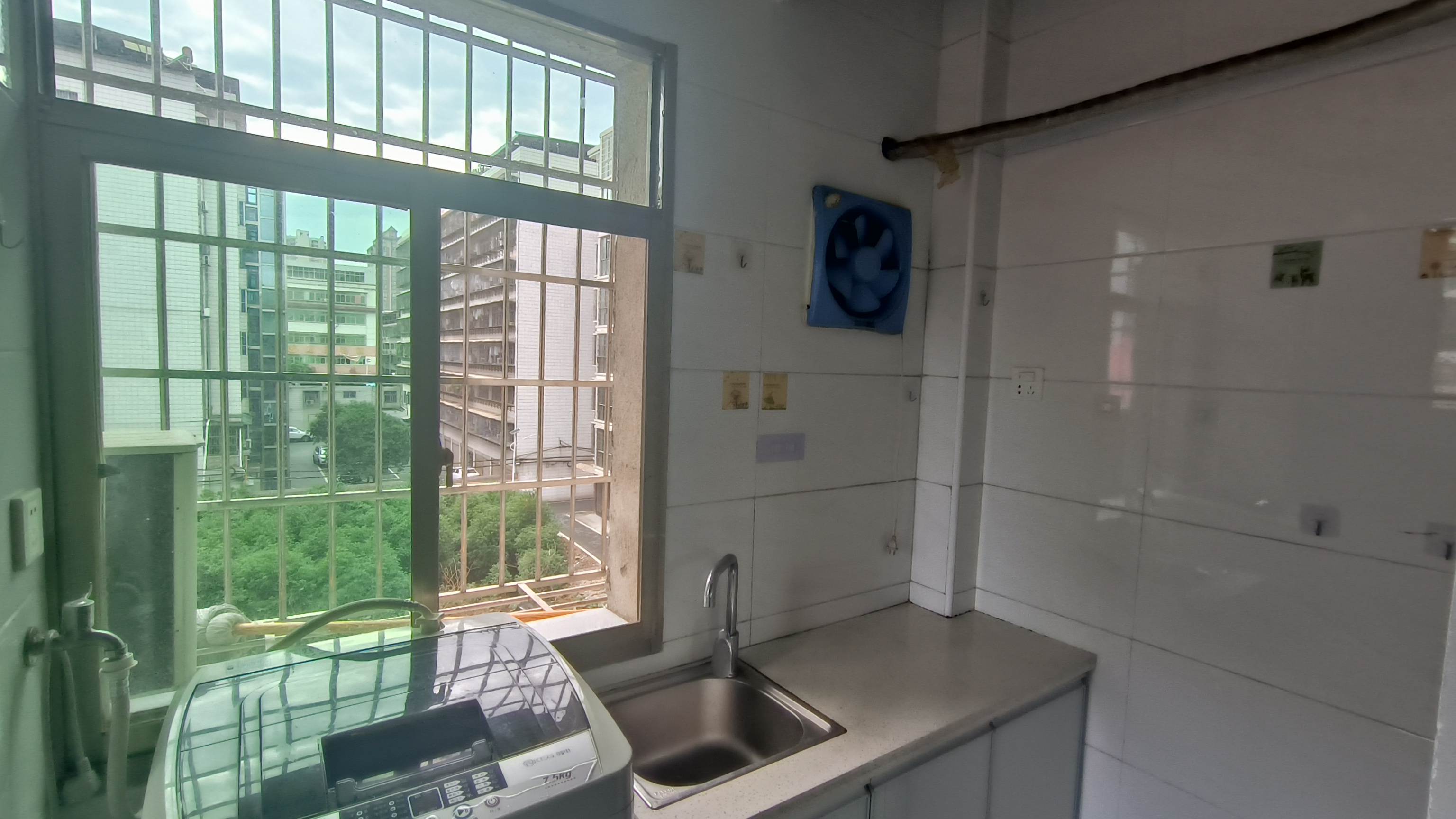 立新一小区 1室0厅0卫 700.0元/月 立新一小区 1室0厅0卫 700.0元/月室内图